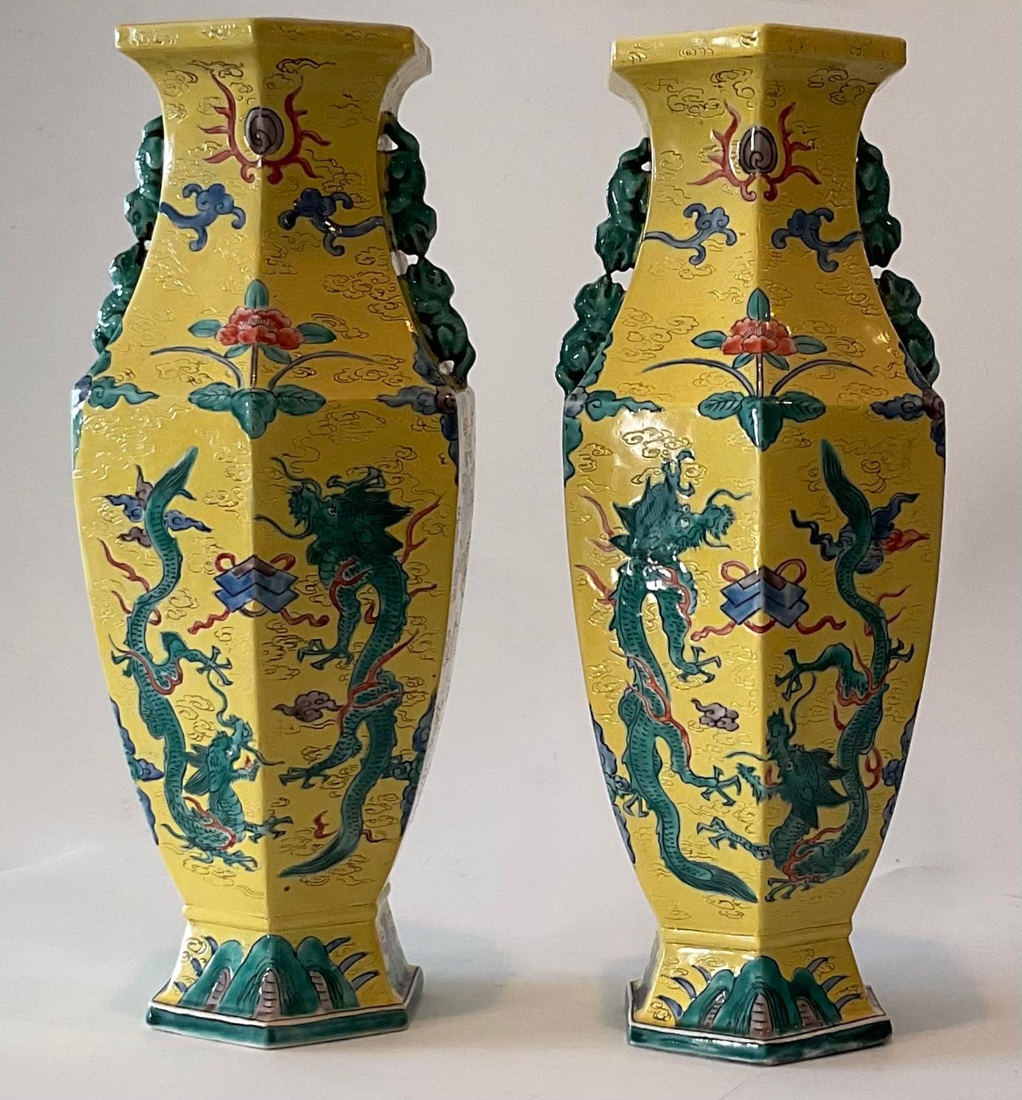 Chinois Paire de vases en porcelaine chinois signés jaune vif avec décoration de dragon  en vente