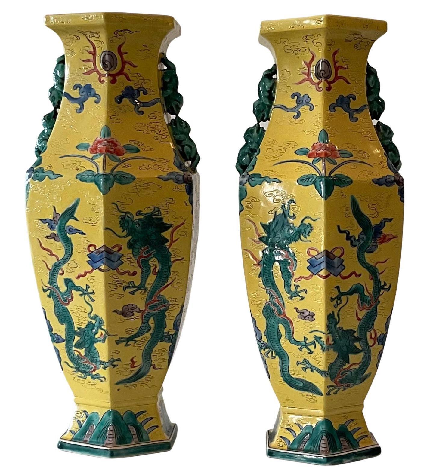 Paire de vases en porcelaine chinois signés jaune vif avec décoration de dragon  Bon état - En vente à Ann Arbor, MI