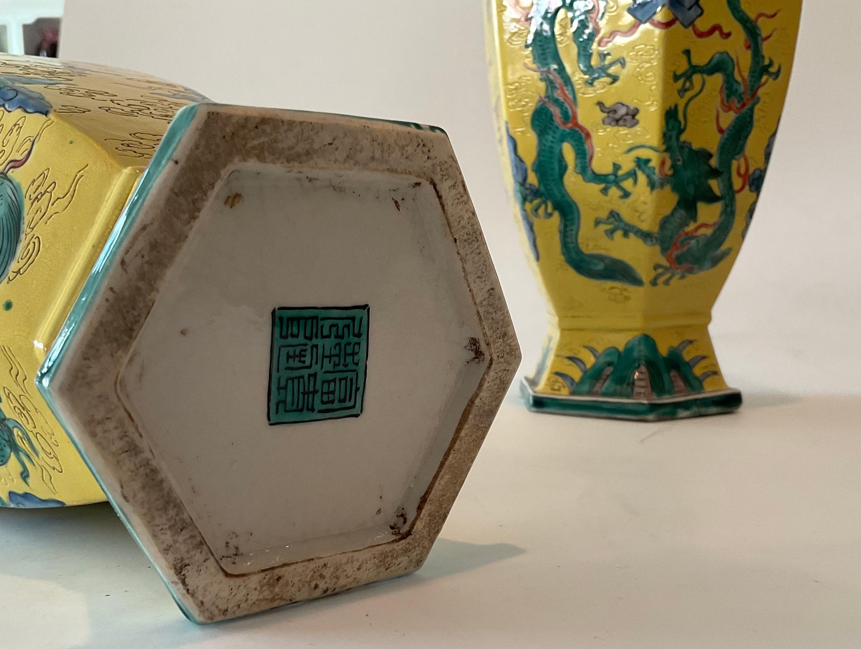 Début du 20ème siècle Paire de vases en porcelaine chinois signés jaune vif avec décoration de dragon  en vente