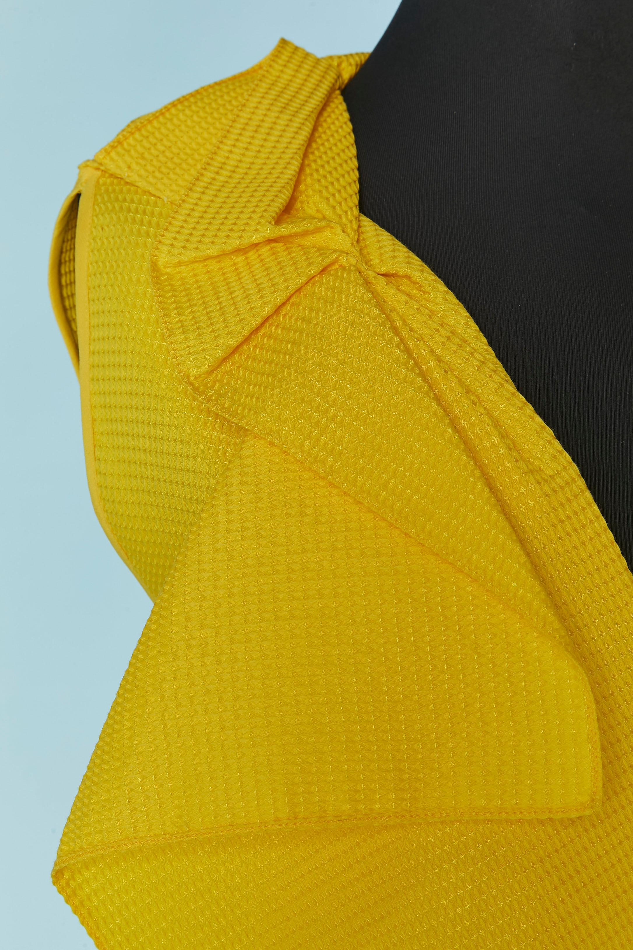 Robe sans manches à volants de couleur jaune vif. Fermeture à glissière au milieu du dos. Pas d'étiquette de composition du tissu mais probablement de la rayonne 
TAILLE 40 (M-One) M 
