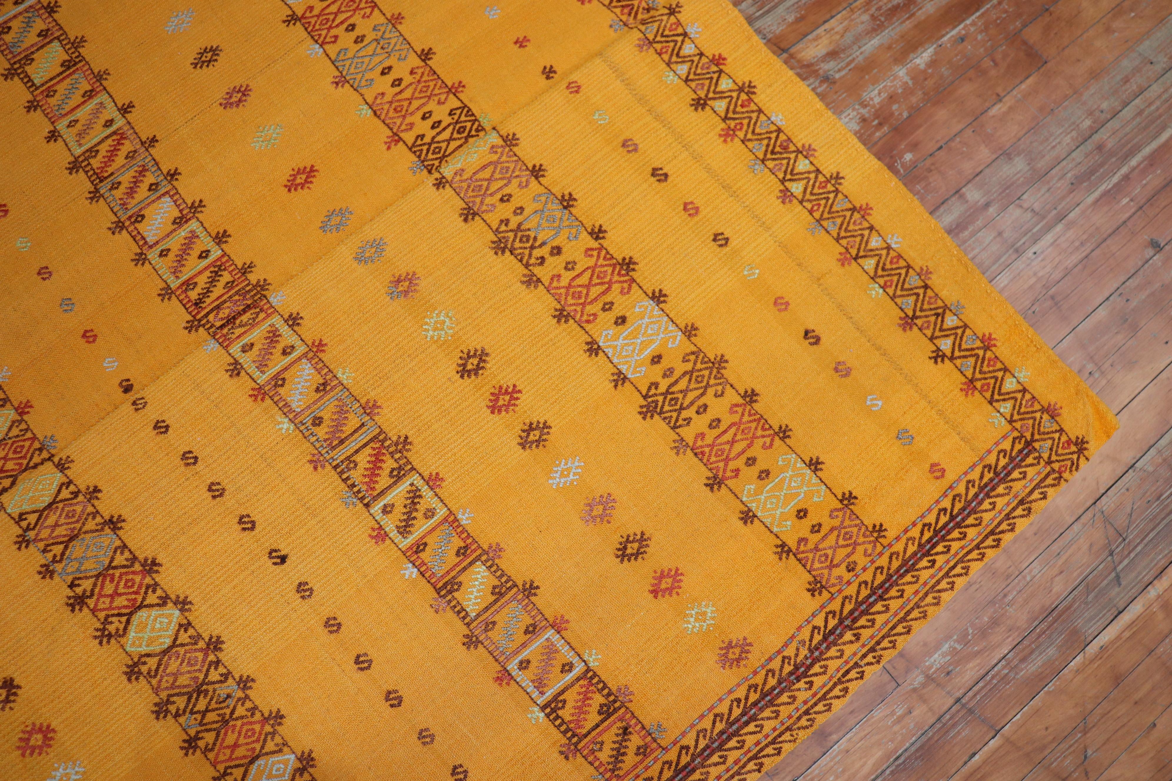 Zabihi Collection Giallo brillante, kilim marocchino d'epoca a tessitura piatta In condizioni buone in vendita a New York, NY