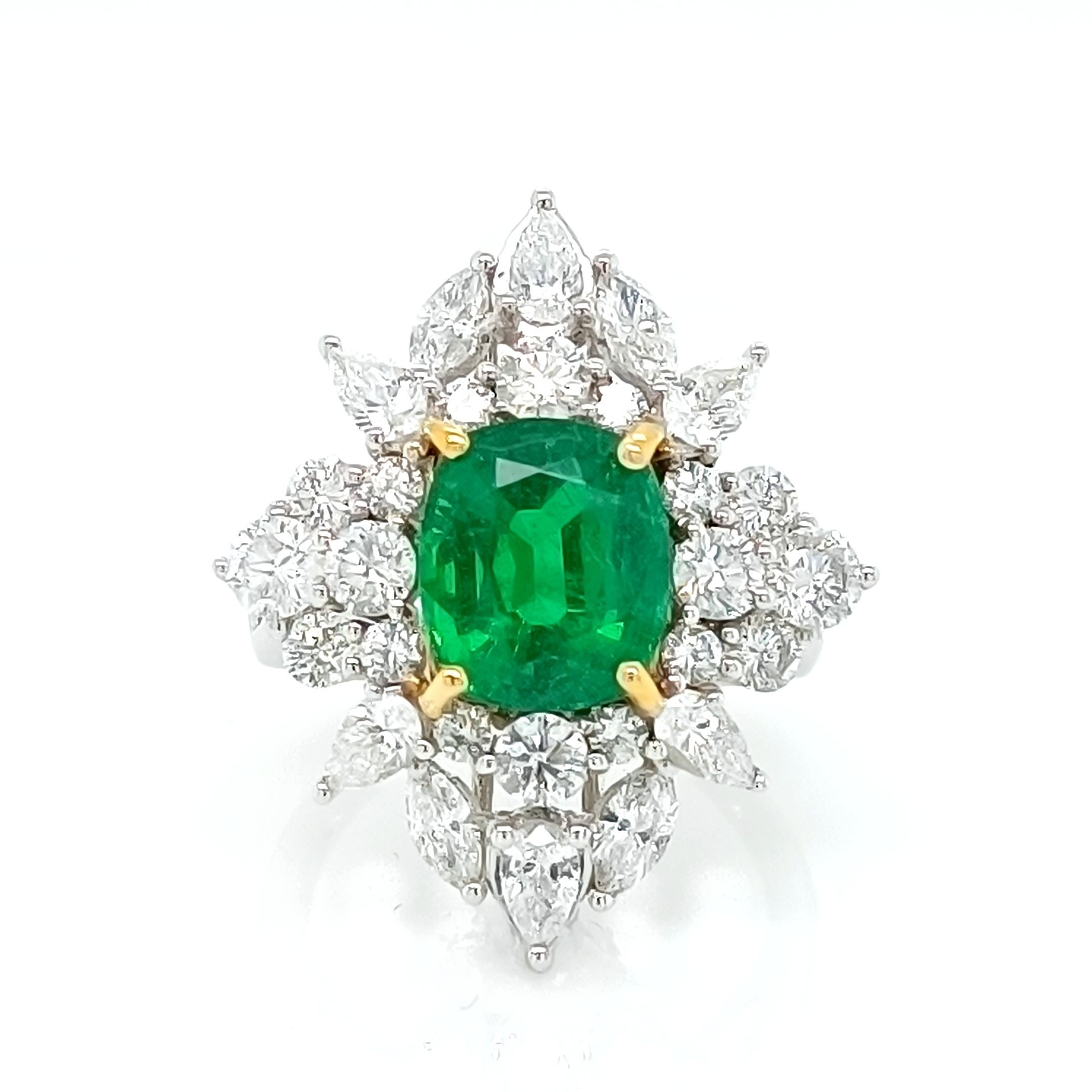 Sambischer Smaragd im Kissenschliff 3,25 Karat, akzentuiert durch Diamanten im Marquise-, Birnen- und runden Brillantschliff 2,75 Karat 

Satz in 18K Gold 2-Ton, 6,75 Gramm

*Smaragdgrün 