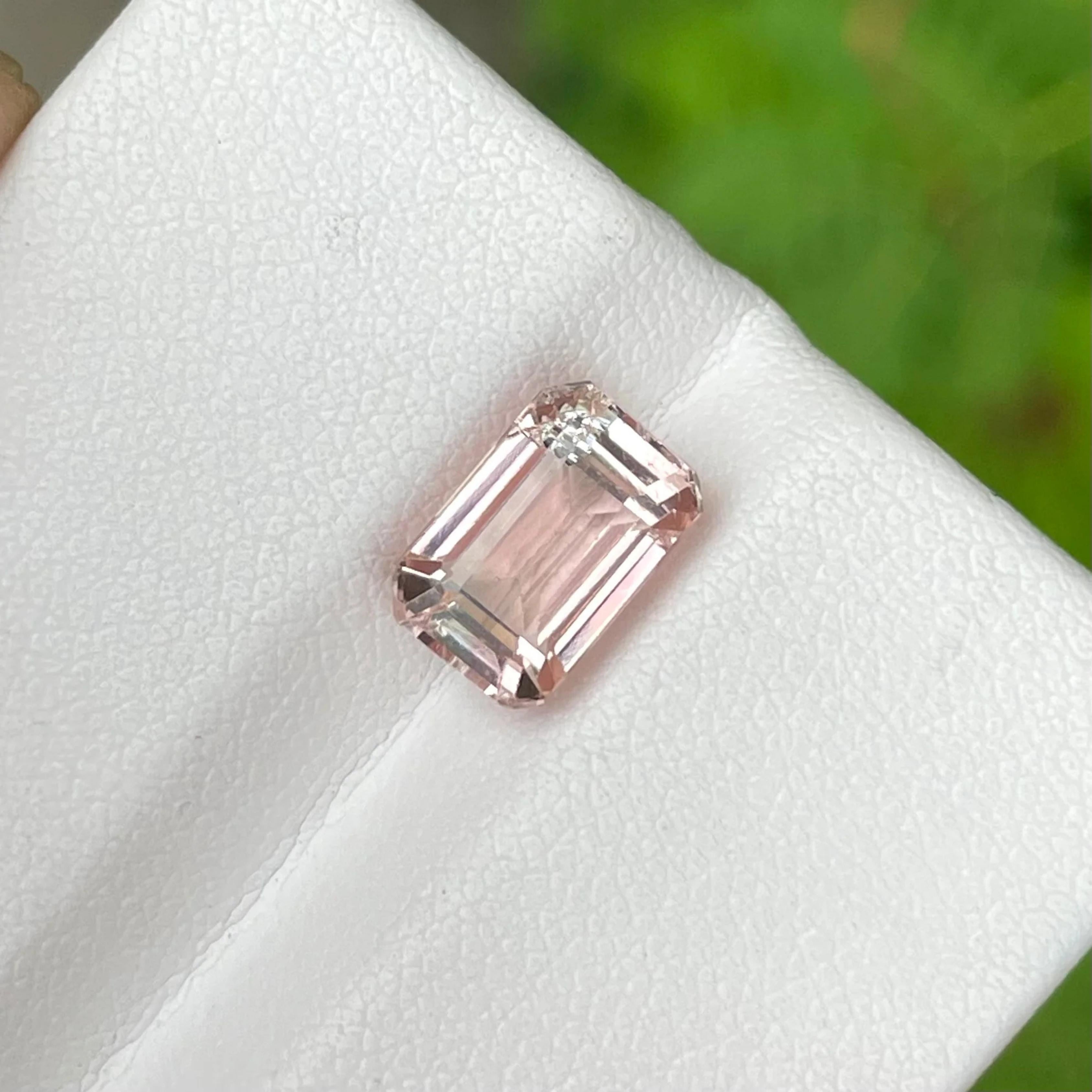 Tourmaline naturelle afghane de couleur pêche éclatante de 2,90 carats, taille émeraude en vente 2