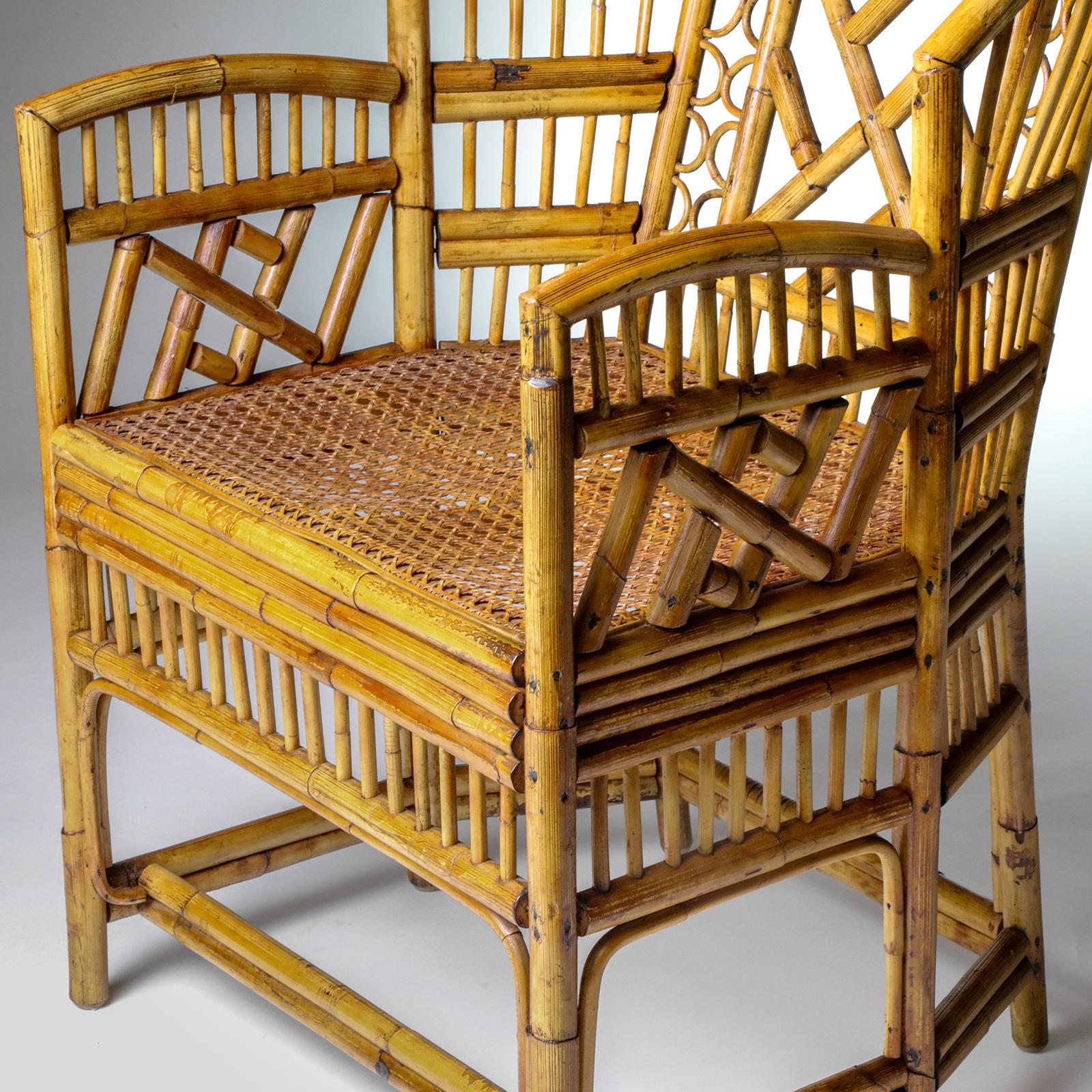 Sillón inglés vintage estilo Regencia Brighton Pavilion, fabricado en bambú y ratán. Presenta un marco de bambú en forma de herradura con calados de diseños geométricos tradicionales. El bambú con acabado estilo tortuga. Excelente estado, procedente