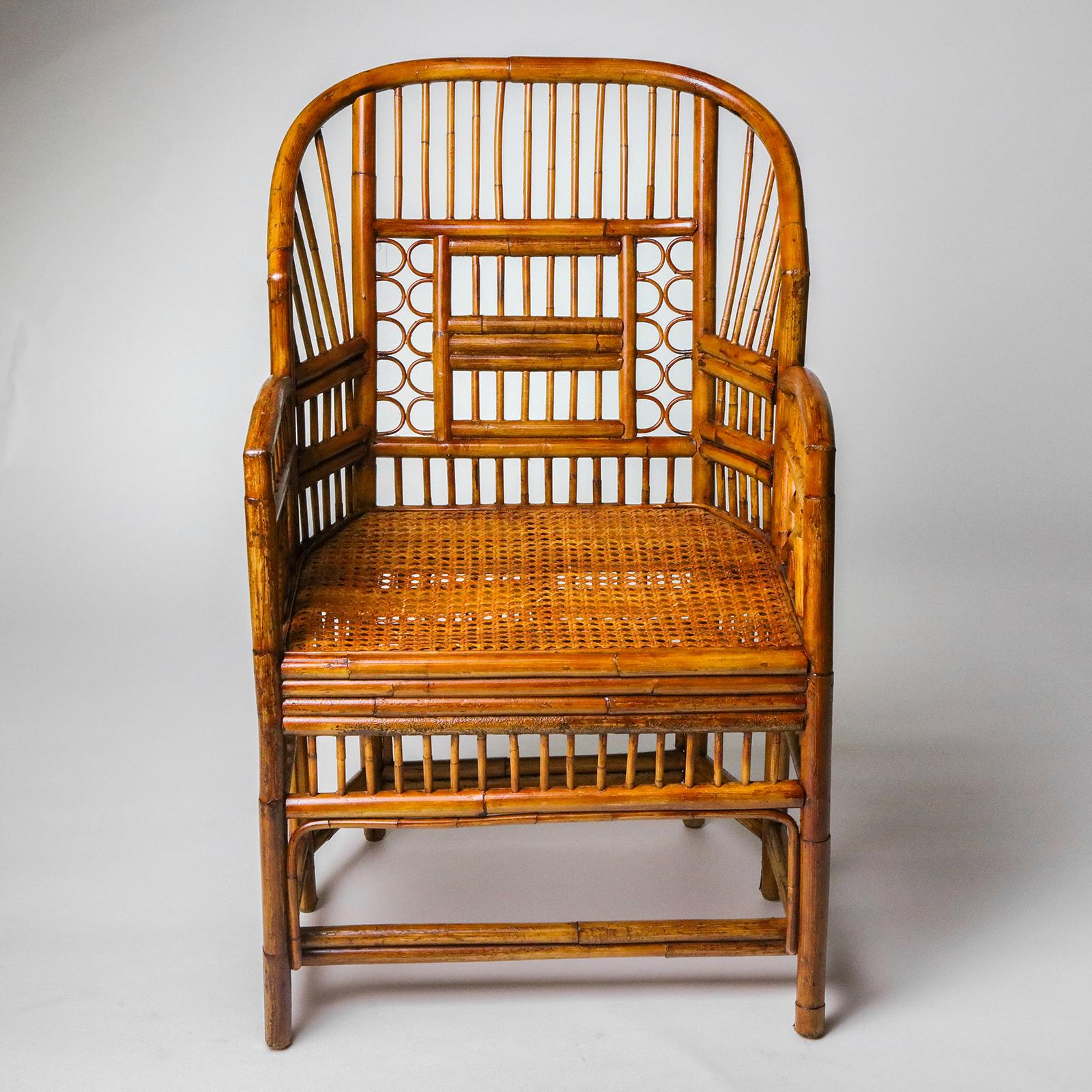 Pareja de sillones ingleses vintage estilo Regencia Brighton Pavilion, fabricados en bambú y ratán. Presenta marcos de bambú en forma de herradura detallados con grecas de diseños geométricos tradicionales. El bambú con acabado estilo tortuga.
