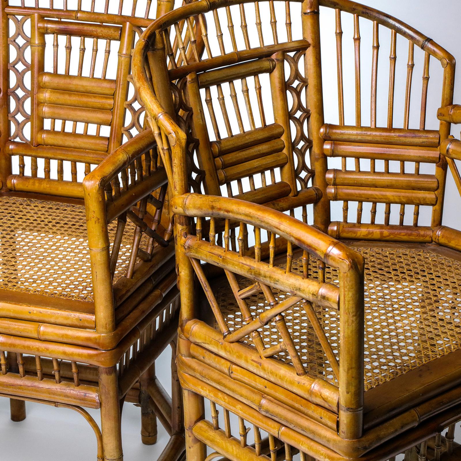 Pareja de sillones ingleses vintage estilo Regencia Brighton Pavilion, fabricados en bambú y ratán. Presenta marcos de bambú en forma de herradura detallados con grecas de diseños geométricos tradicionales. El bambú con acabado estilo tortuga.
