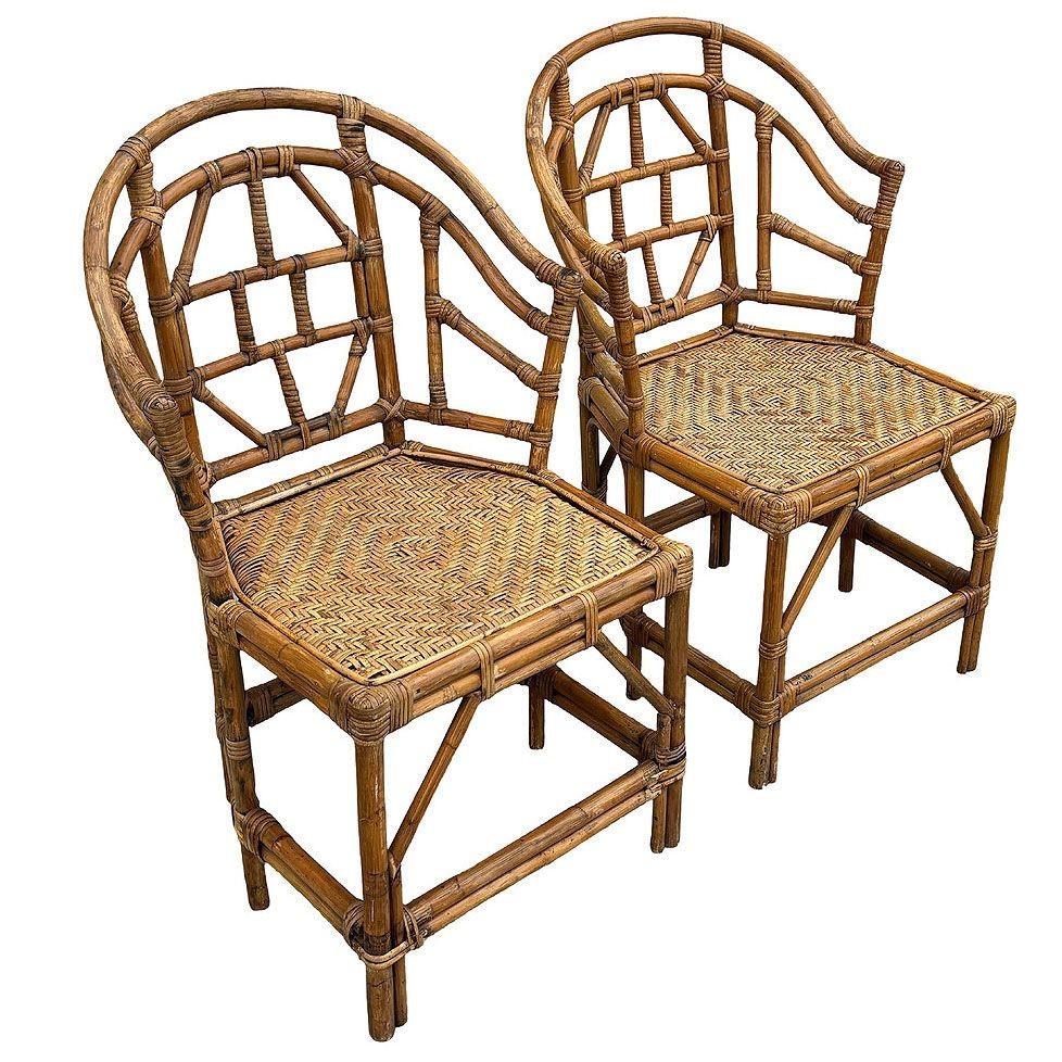 Questa coppia di poltrone da pranzo in rattan in stile Brighton Pavilion, splendidamente restaurata e ispirata a Paul Frankl, è stata realizzata in stile Brighton Pavilion inglese. Le sedie sono caratterizzate da disegni a traforo aperti in stile
