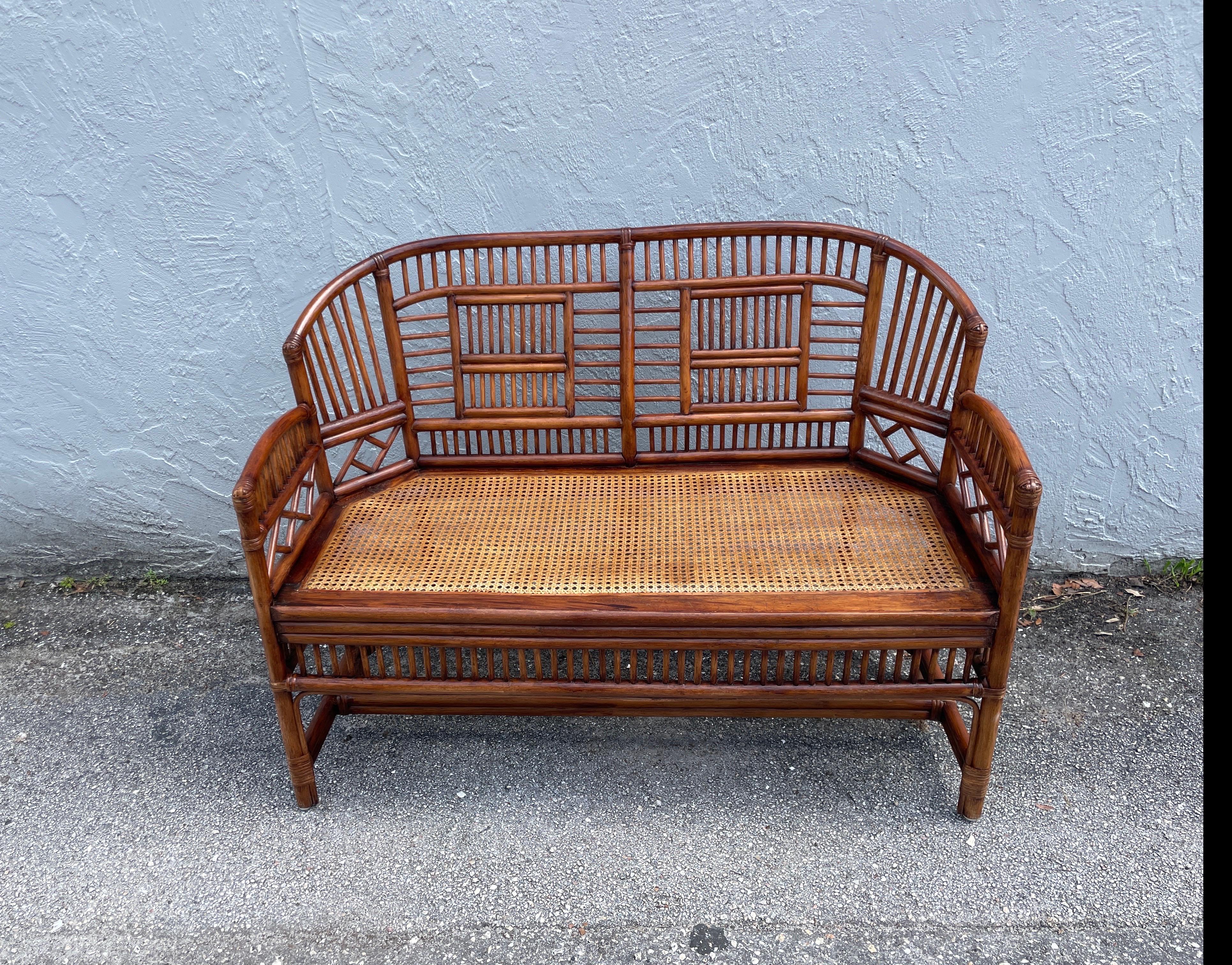 Maravilloso y raro loveseat / settee Vintage Brighton Pavillion con asiento de caña.
Añade el cojín que prefieras. 