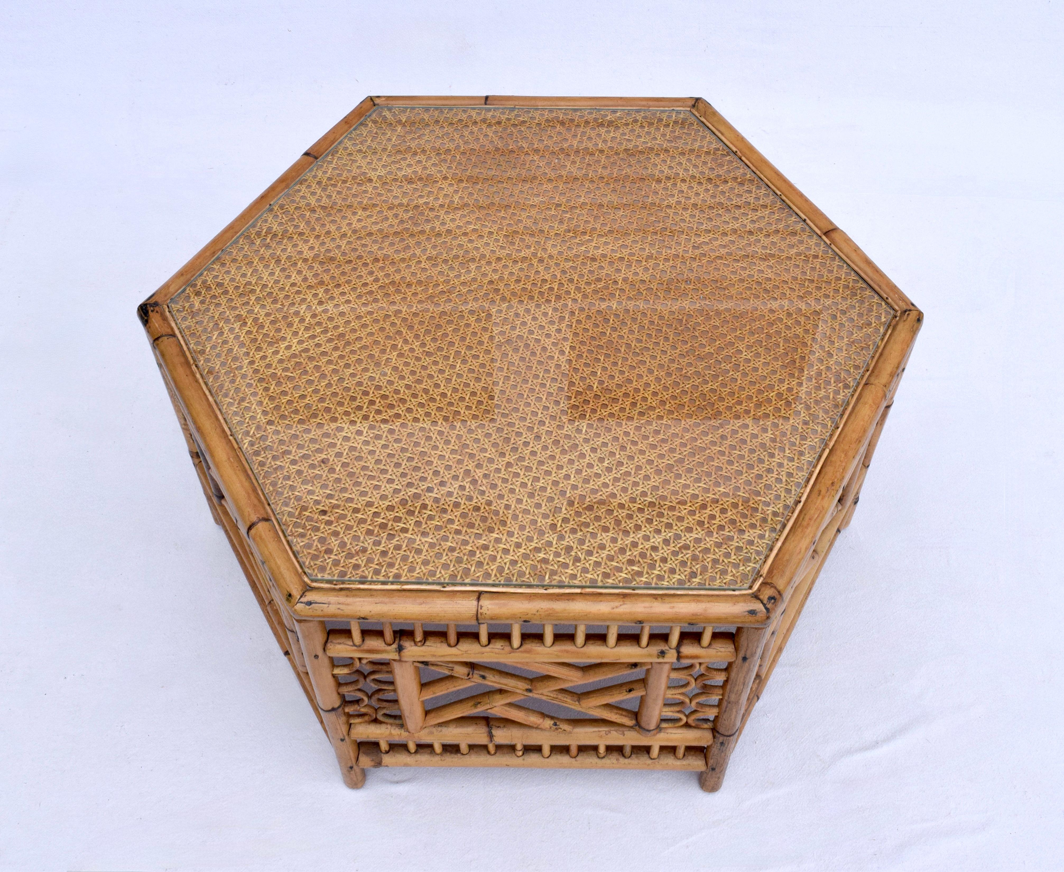 Brighton Pavilion Mesa de centro / cóctel hexagonal con estructura calada de ratán de bambú y tablero de caña. Incluye una tapa de cristal a medida. Generosas dimensiones de 35,75  de punta a punta x 17,75