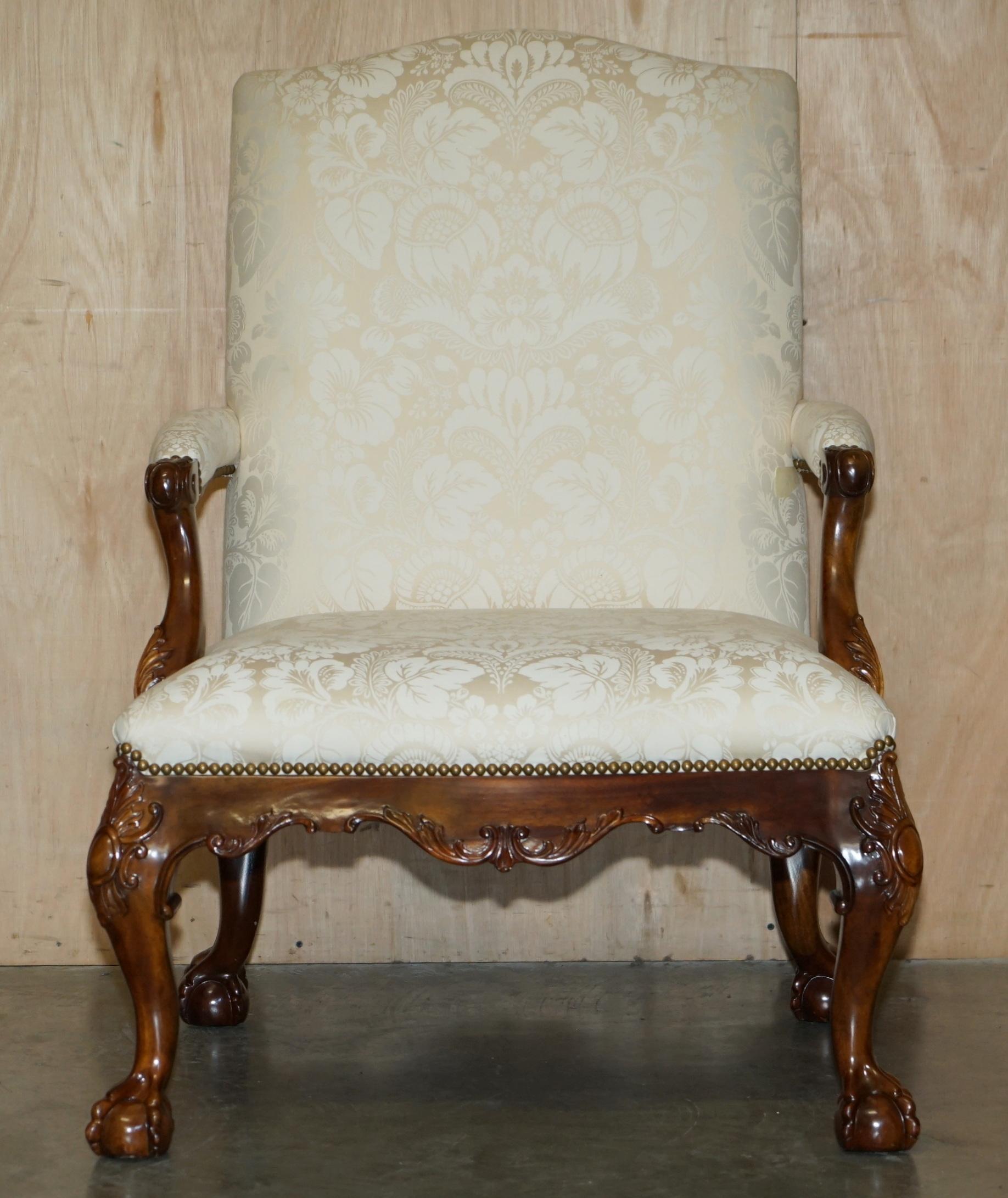 Royal House Antiques

The House of Antiques a le plaisir d'offrir à la vente ce superbe fauteuil de bibliothèque Gainsborough lourdement sculpté, fabriqué par Brights of Nettlebed, avec des pieds surdimensionnés sculptés à la main, d'après