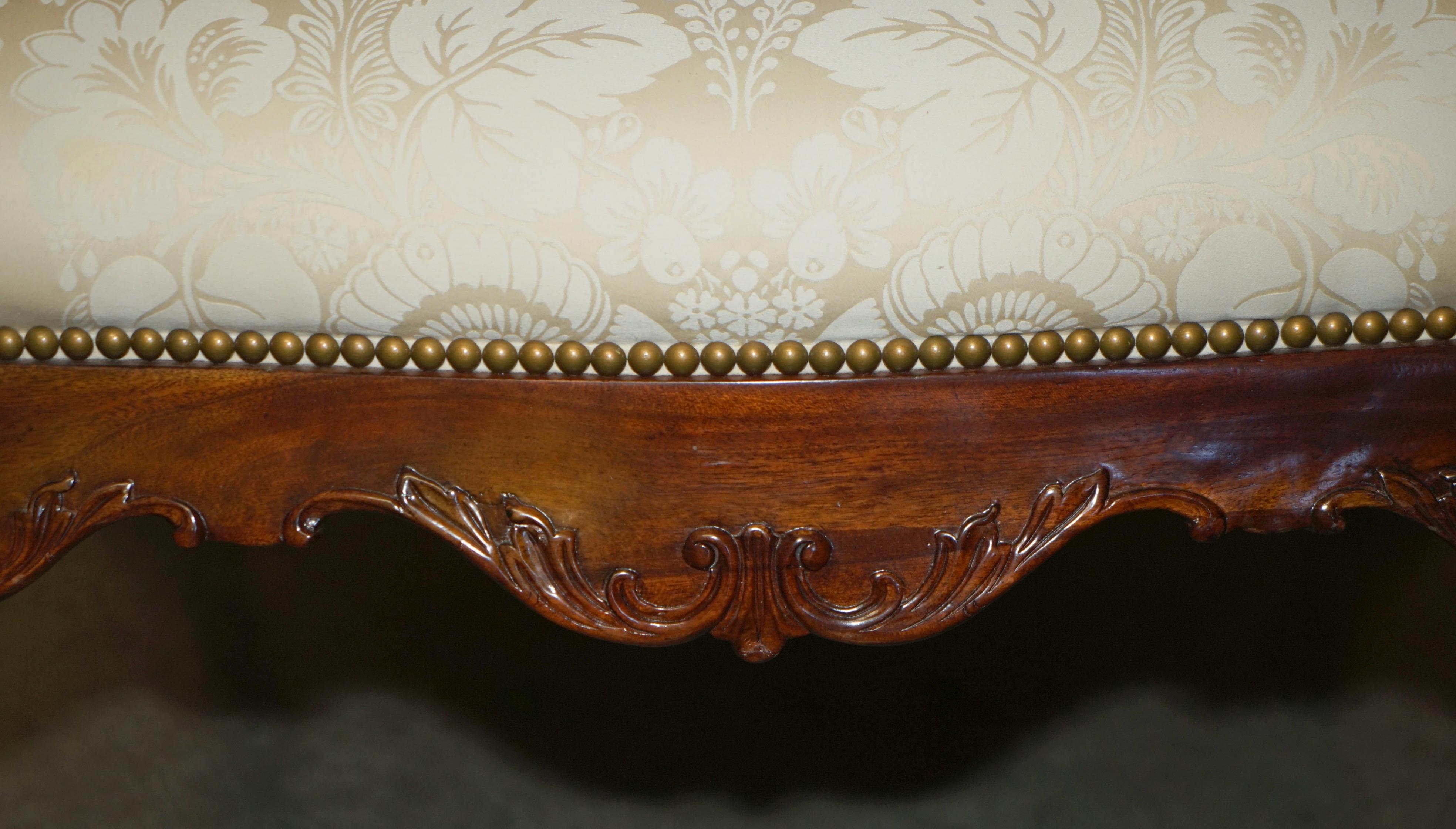 20ième siècle BRiGHTS OF NETTLEBED CARVED GAINSBOROUGH ARMCHAIR AFTER GILES GRENDEY 1693-1780 en vente