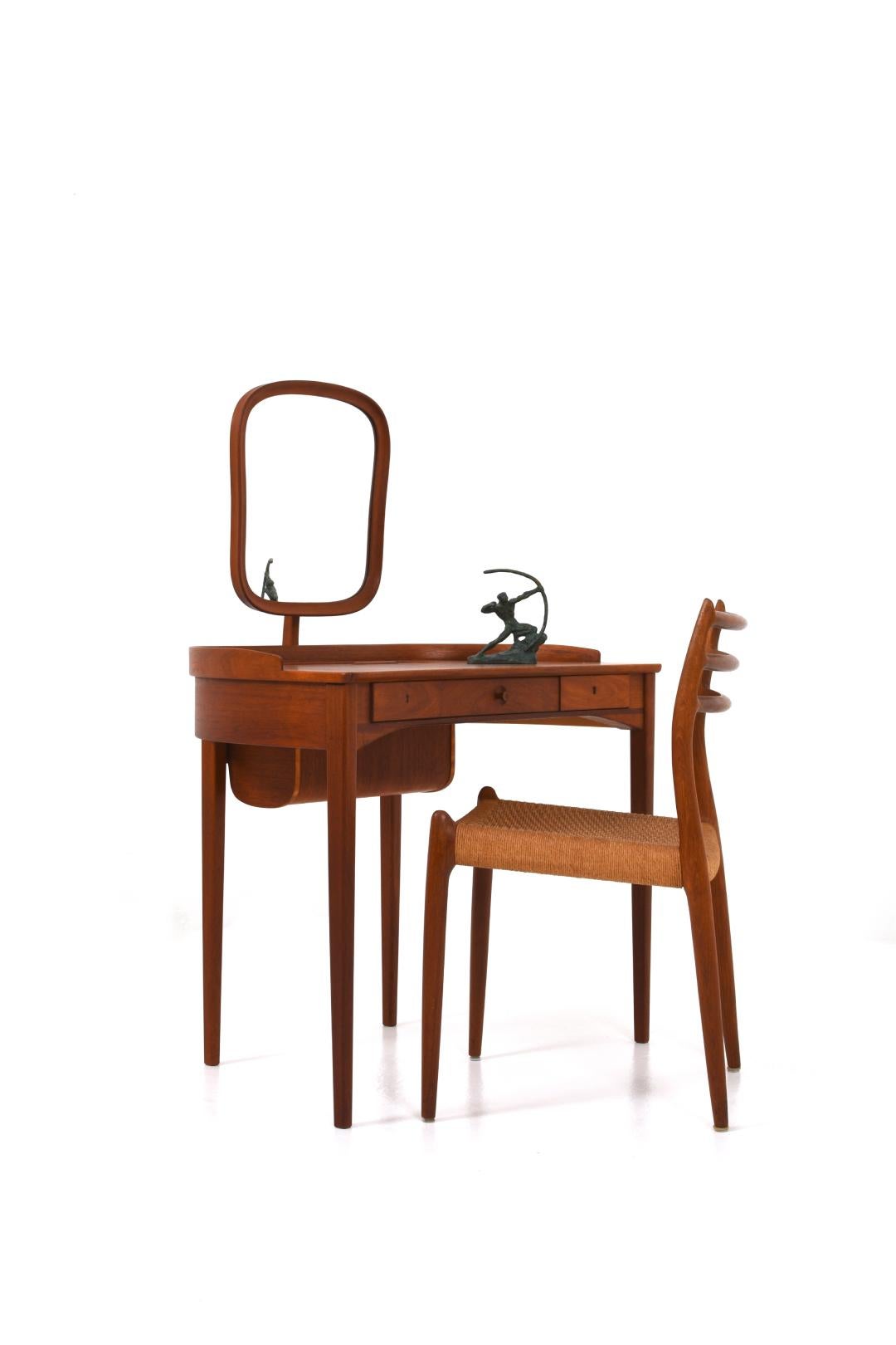 The Birgitta dressing table is one of the most sought-after pieces of furniture by Carl Malmsten.

The table is made of high-quality wood and has a stylish and timeless design. Under the mirror, there is a built-in drawer in the table that provides