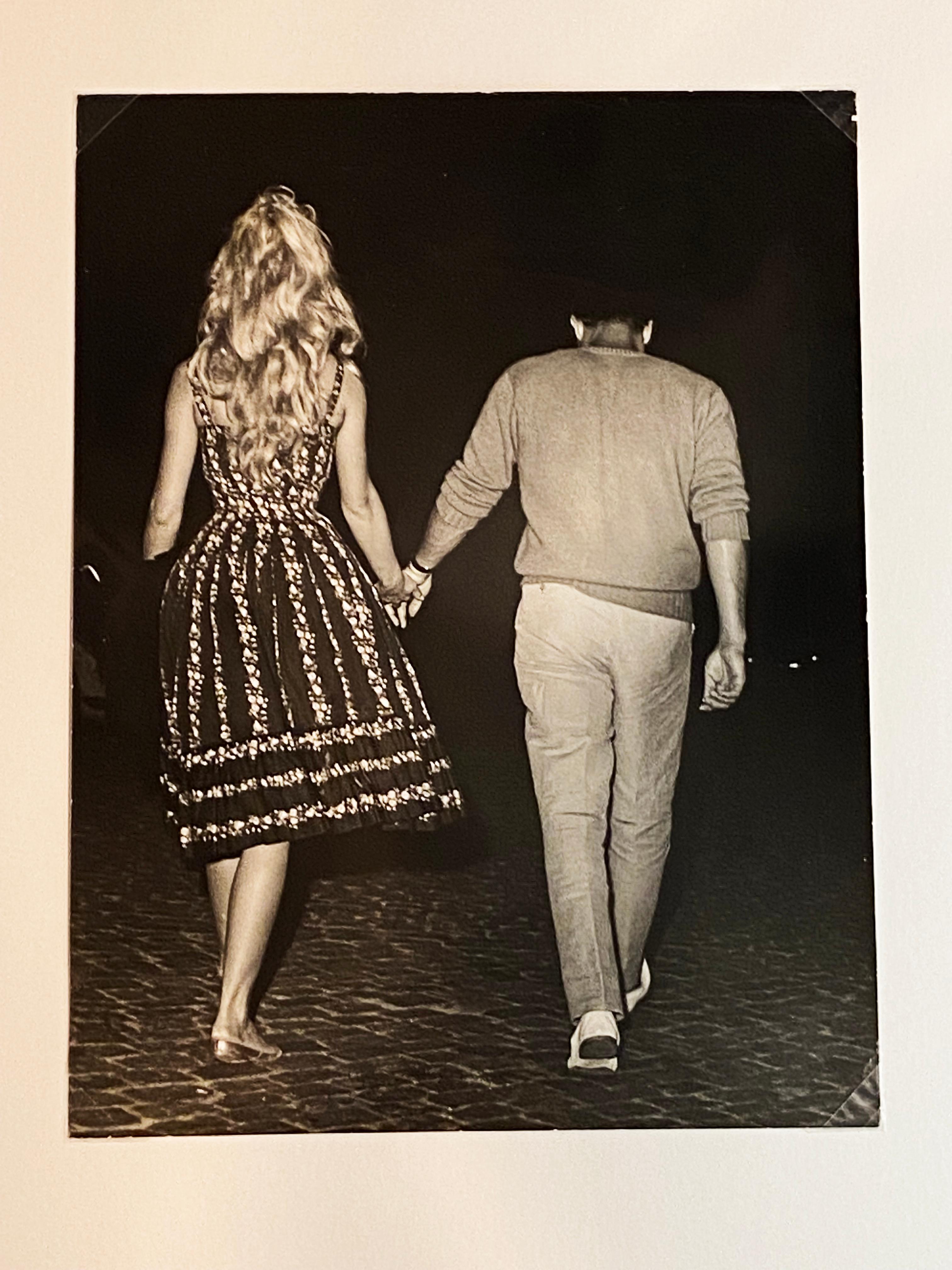 Brigitte Bardot et Sacha Distel
Tirage argentique unique 1958
Double tampon au dos 
28 x 21 cm
690