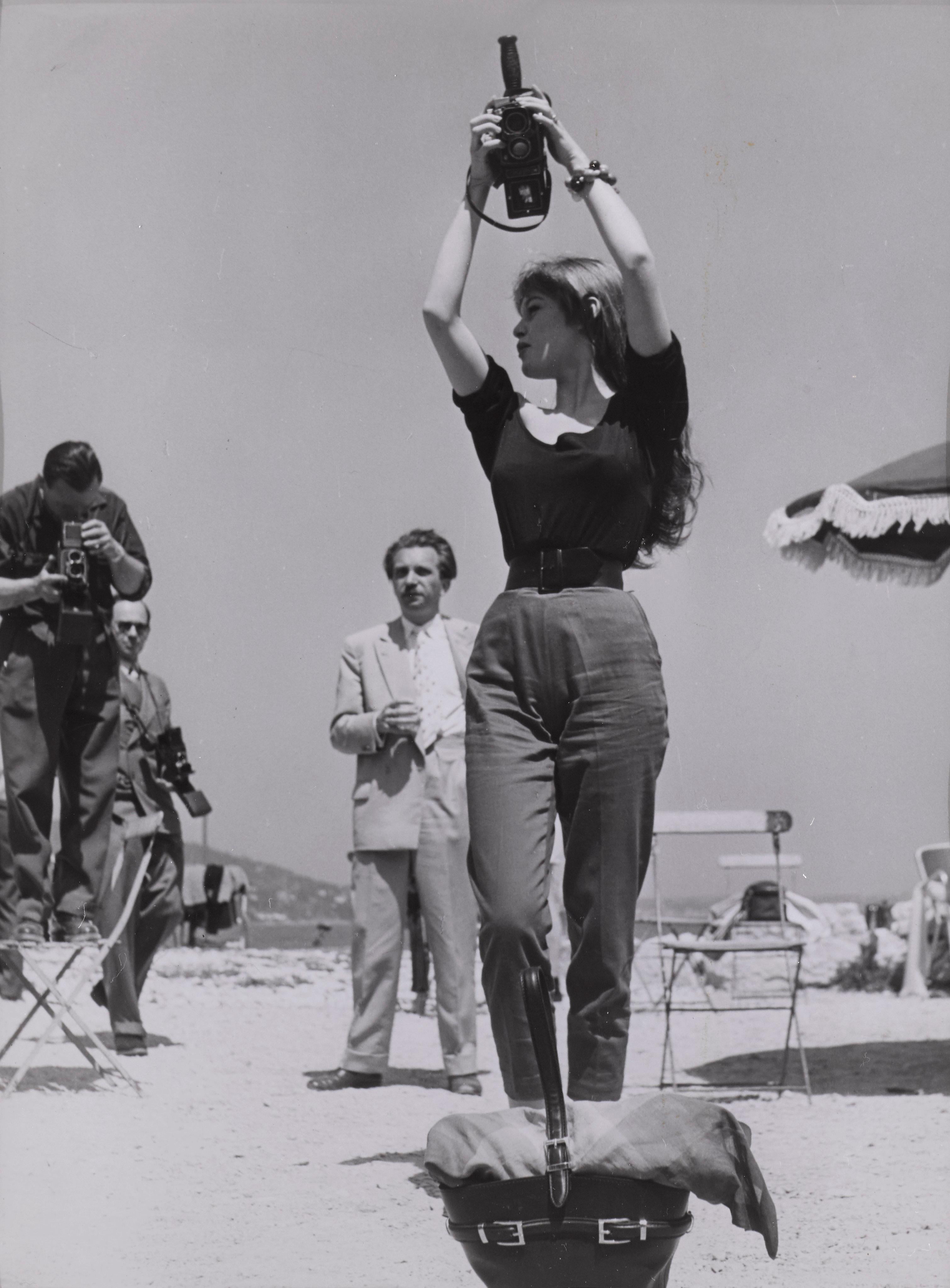 Französisches Originalfoto von Angelo Frontoni 1929 - 2002, aufgenommen am Strand während der Filmfestspiele von Cannes 1955.
Auf der Rückseite des Rahmens befindet sich ein Plexiglasfenster mit einem Datumsstempel, aus dem hervorgeht, wann das Foto
