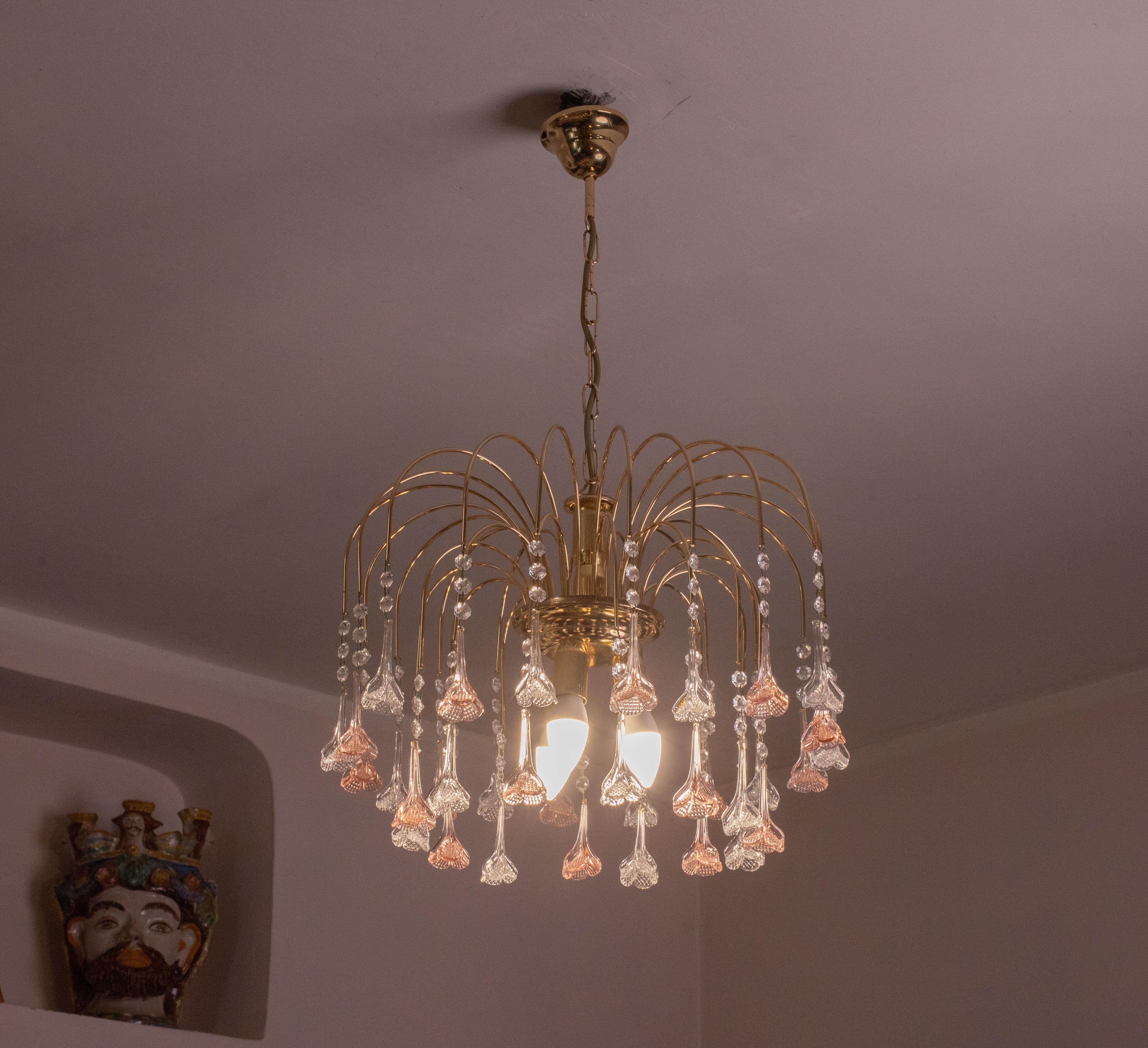 Pretty Murano chandelier with pink and transparent flowers in the style of Venini's La Cascata.

circa 1970s period.

The chandelier consists of two rounds of pendants cascading down, glass pendants are alternated on the two rounds with crystal