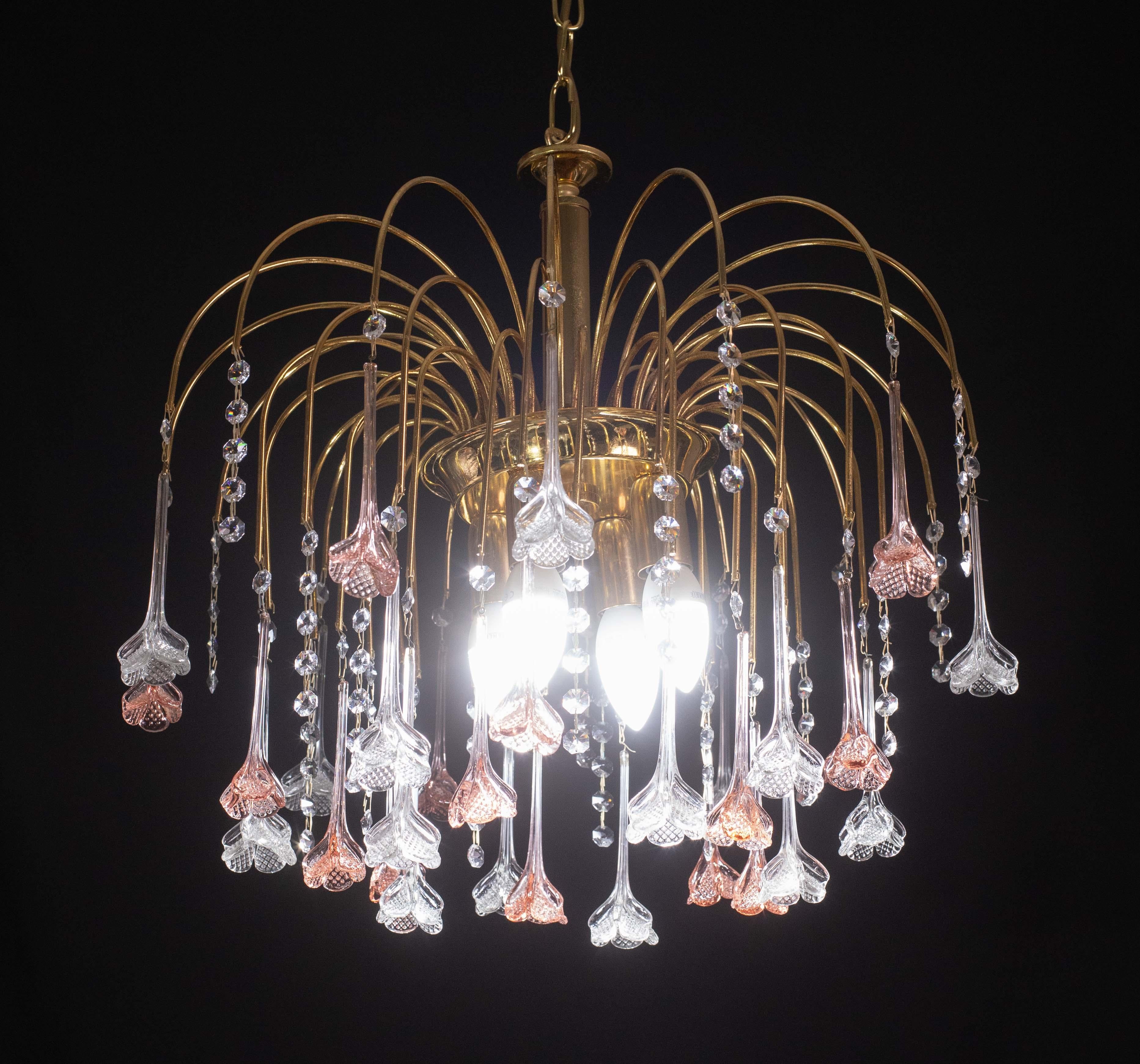 Grazioso lampadario di Murano con fiori rosa e trasparenti con cristalli altenati nello stile de La Cascata di Venini.

periodo degli anni '70 circa.

Il lampadario è composto da tondi ad albero con pendenti a cascata; i pendenti in vetro si