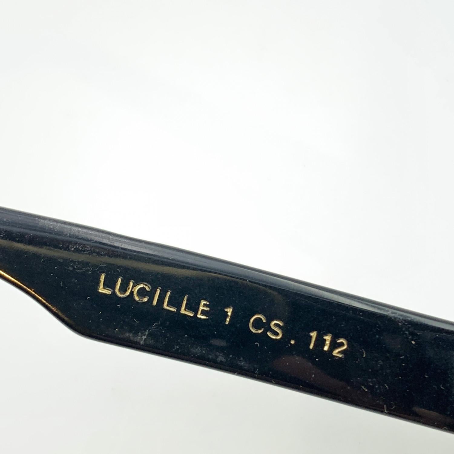 Magnifiques lunettes de soleil Brigitte Bardot des années 1970, mod. Lucille 1 CS 112. Superbe monture en acétate noir avec des accents dorés. Le cadre est orné de strass sur la partie supérieure. Lentilles marron dégradées. Logo BB en métal doré