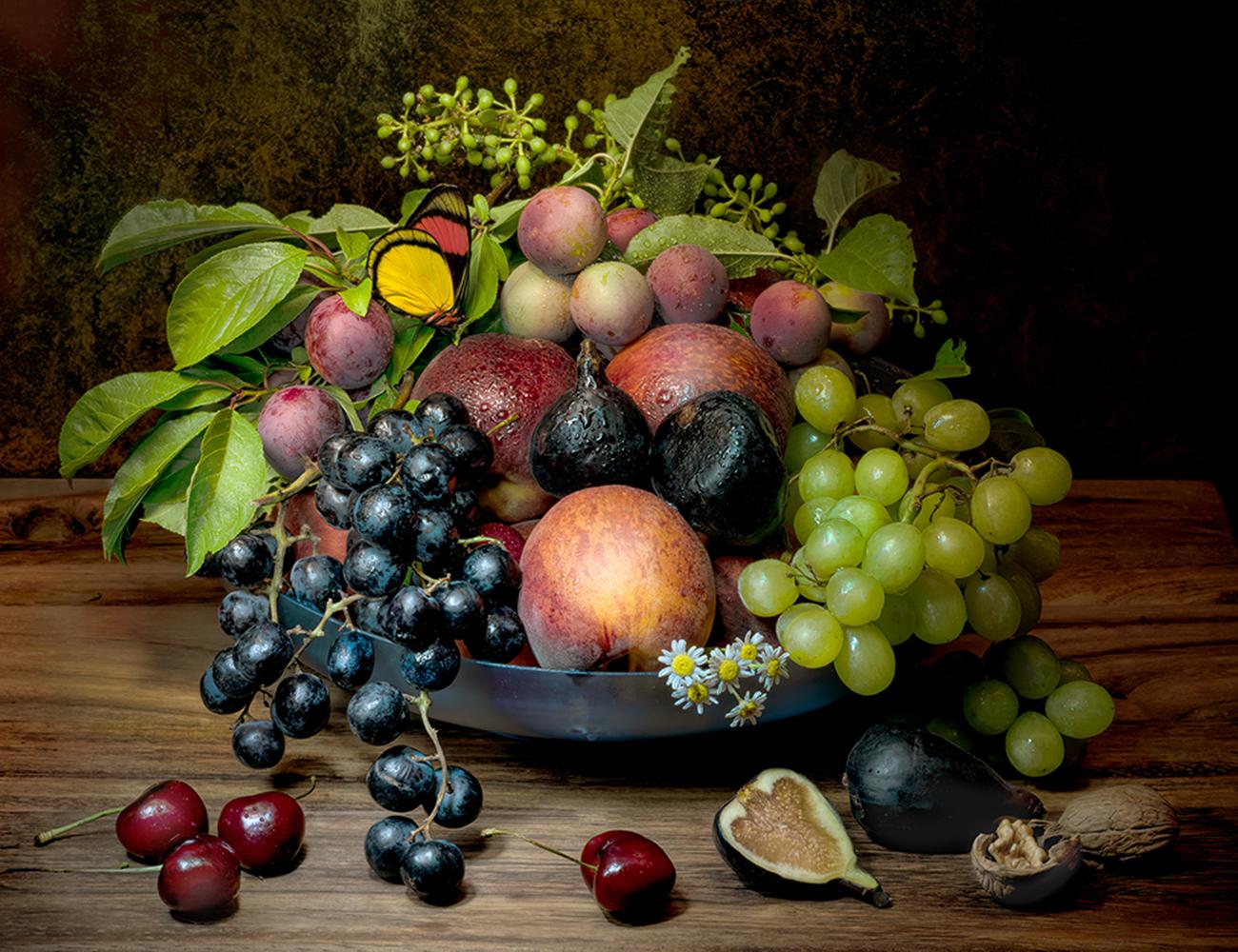 Brigitte Carnochan Color Photograph - Bowl of peaches and grapes, 2020