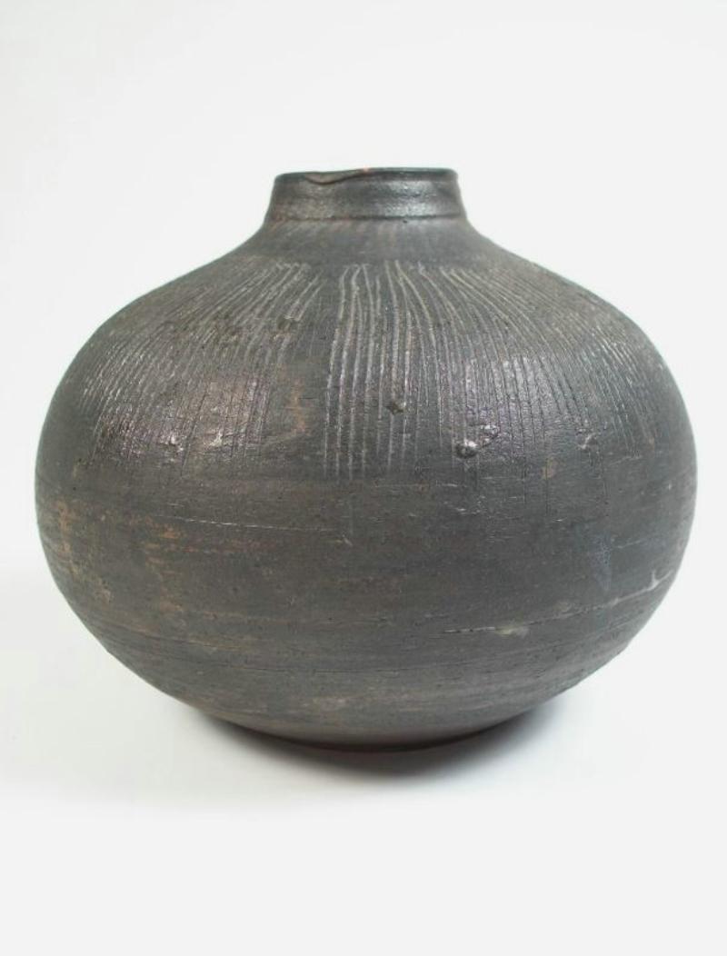 BRIGLIN POTTERY (1948-1990) - Mid Century Modern wheel thrown terracotta incise decorated bud vase - graphite glaze with turquoise interior - signed on the base (BRIGLIN - ENGLAND) - United Kingdom - circa 1960's.

Good vintage condition - one rim