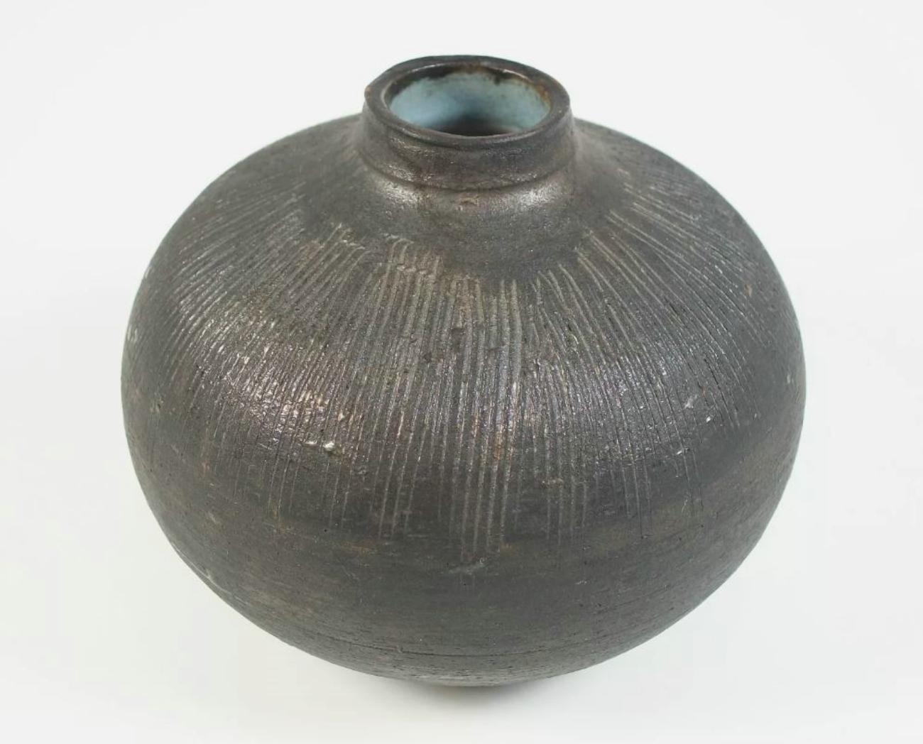 BRIGLIN POTTERY - Mid Century Incise Decorated Vase - U.K. - Circa 1960's Moderno de mediados de siglo en venta