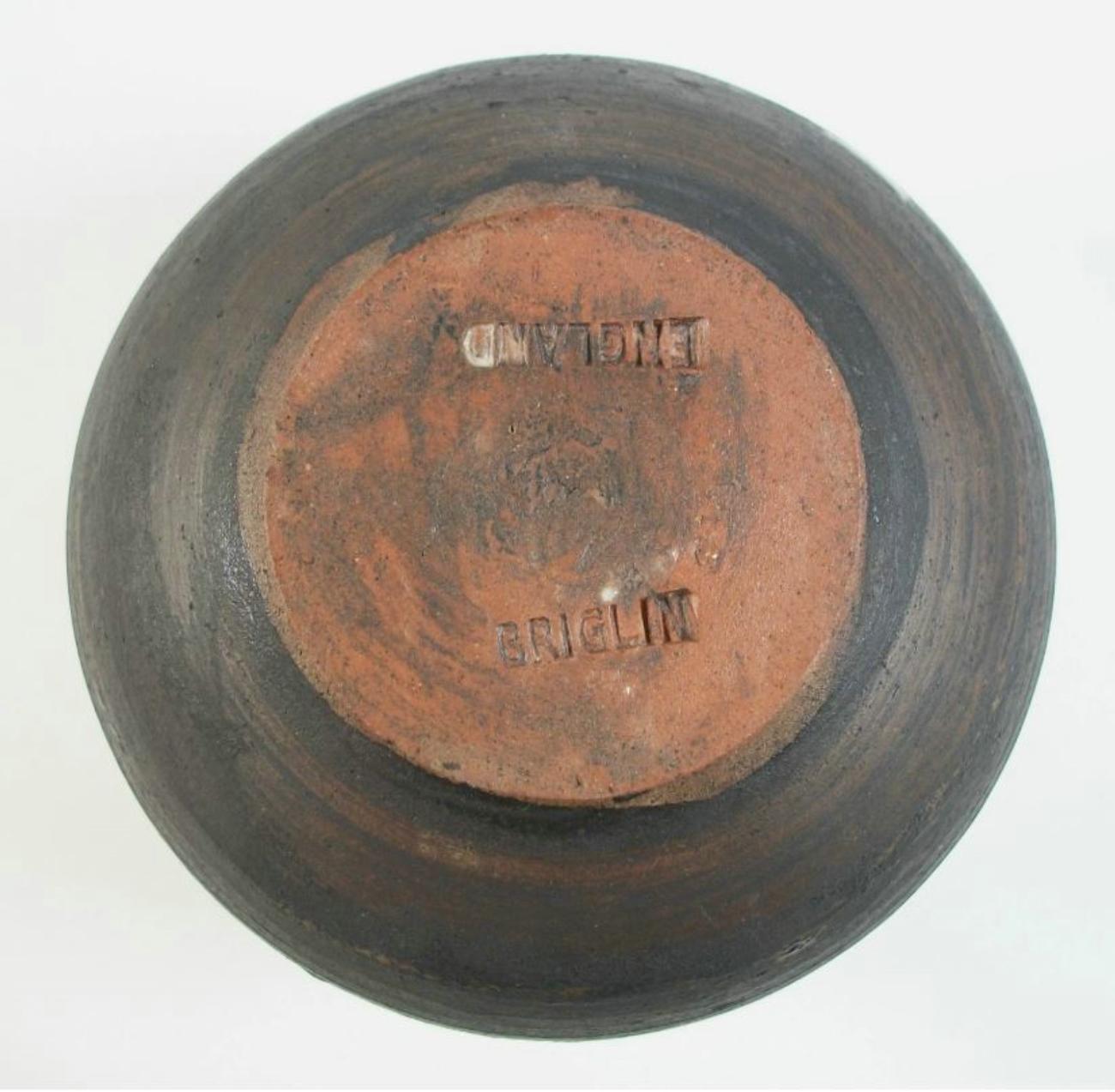 BRIGLIN POTTERY - Mid Century Incise Decorated Vase - U.K. - Circa 1960's en Bueno estado para la venta en Chatham, ON