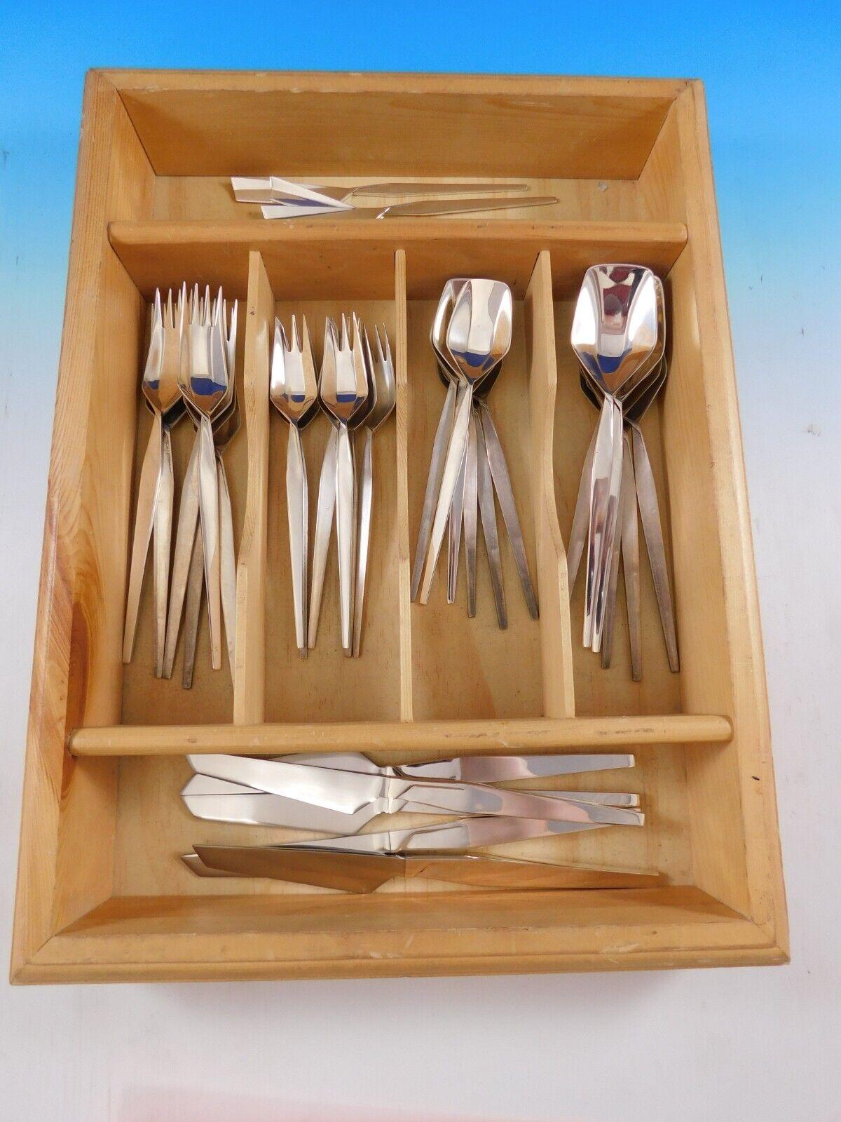 Rare unique Mid-Century Modern Brillante by Celsa, of Mexico, sterling silver Flatware set, 35 pieces. Celsa had a retail store on 57th Street in New York City in the 1950's. The pattern has a fantastic moderne geometric design, elongated handles,