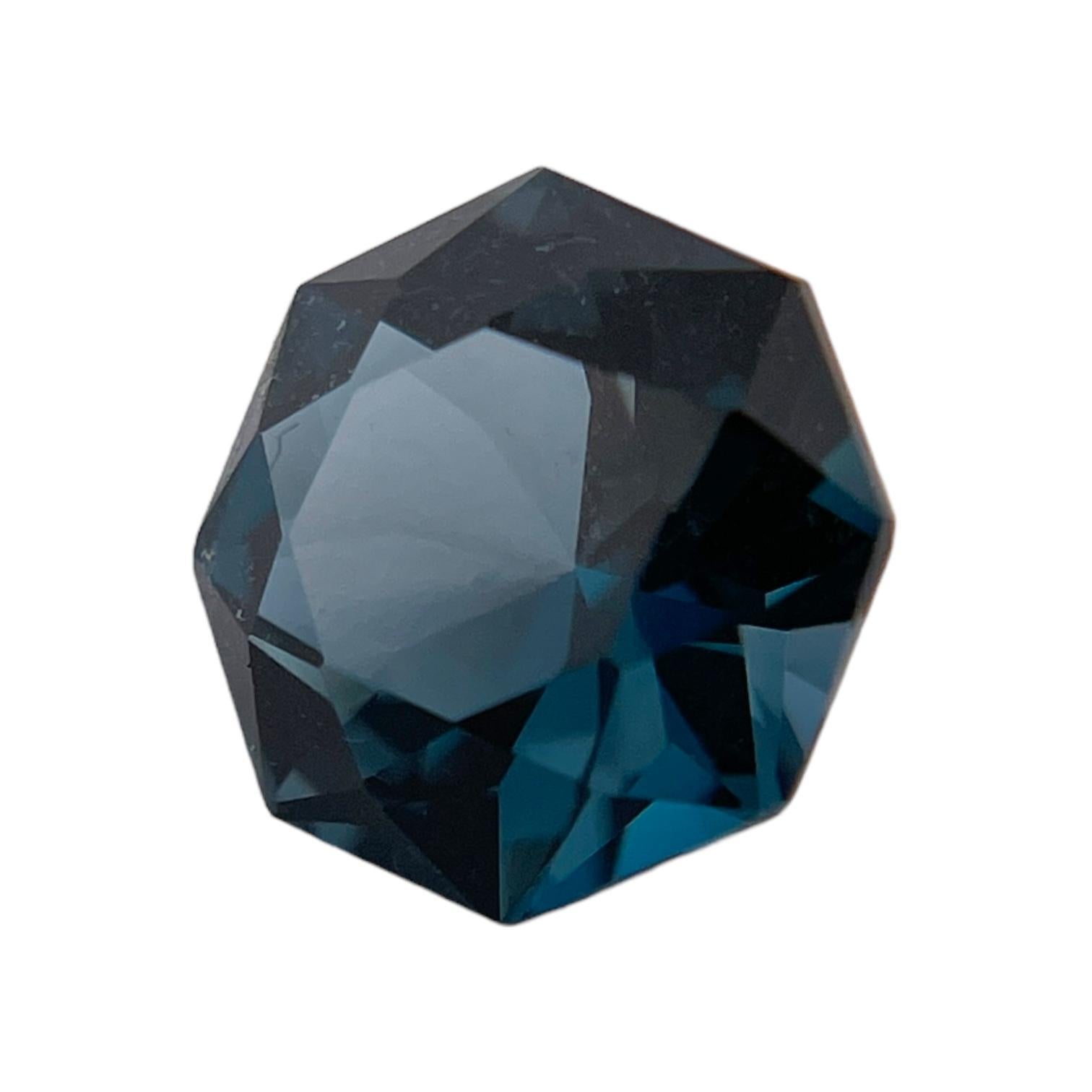 Erleben Sie die Brillanz dieses achteckigen Blautopas von 2,22 Karat. Dieser lose Stein bietet eine unübertroffene Klarheit und leuchtende blaue Farbtöne, ideal für individuelle Schmuckkreationen. Dieses außergewöhnliche Schmuckstück vereint