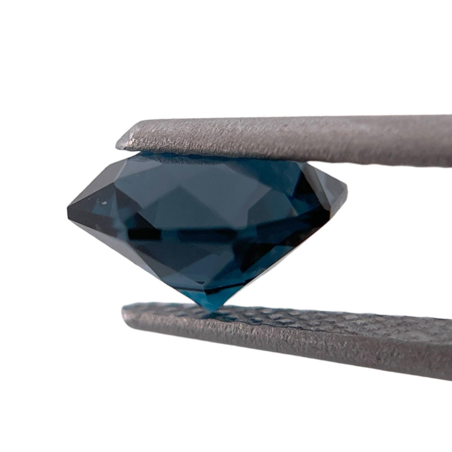 Brilliance in Blau: 2,22 Karat achteckiger blauer Topas (Moderne) im Angebot