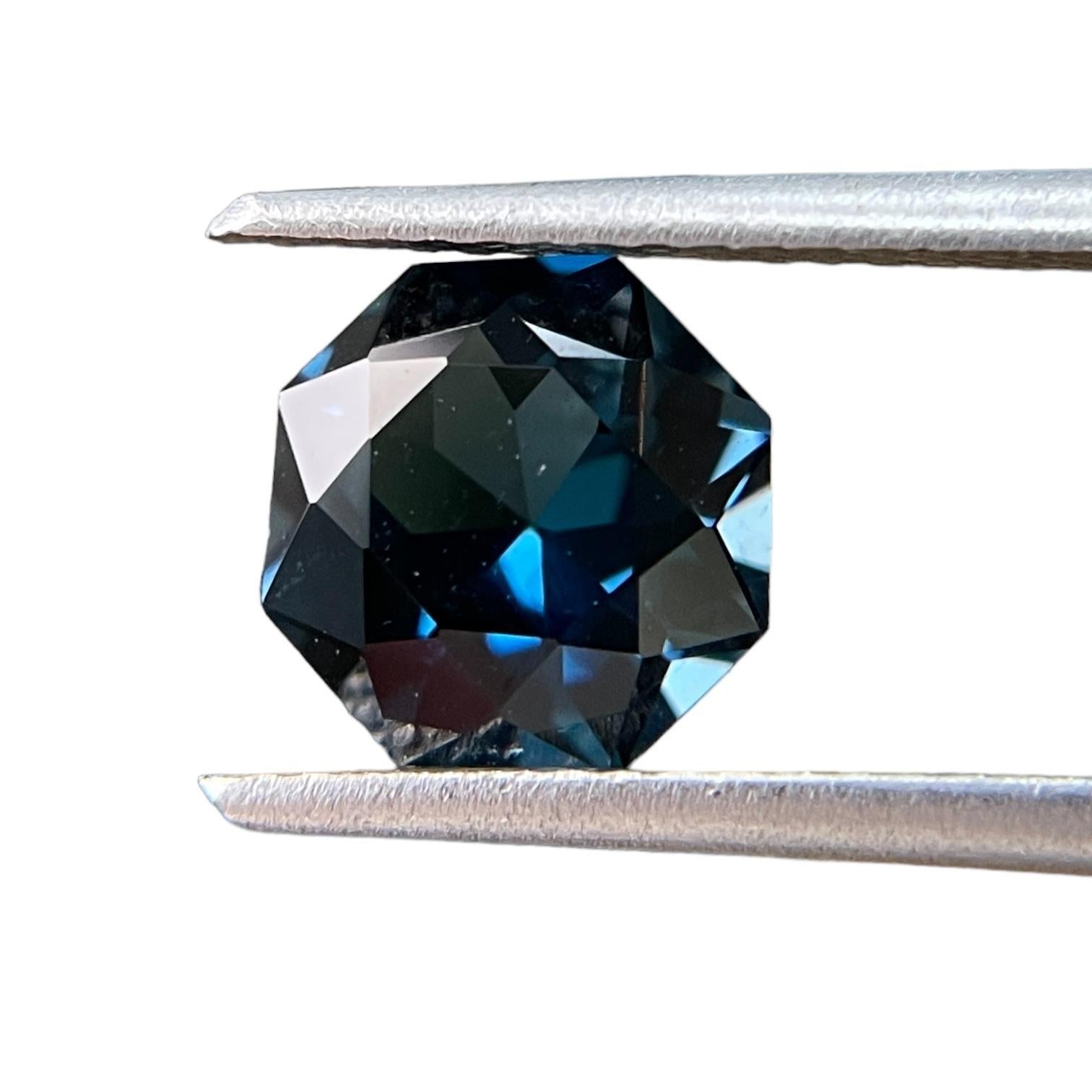 Brilliance in Blau: 2,22 Karat achteckiger blauer Topas (Achteckschliff) im Angebot