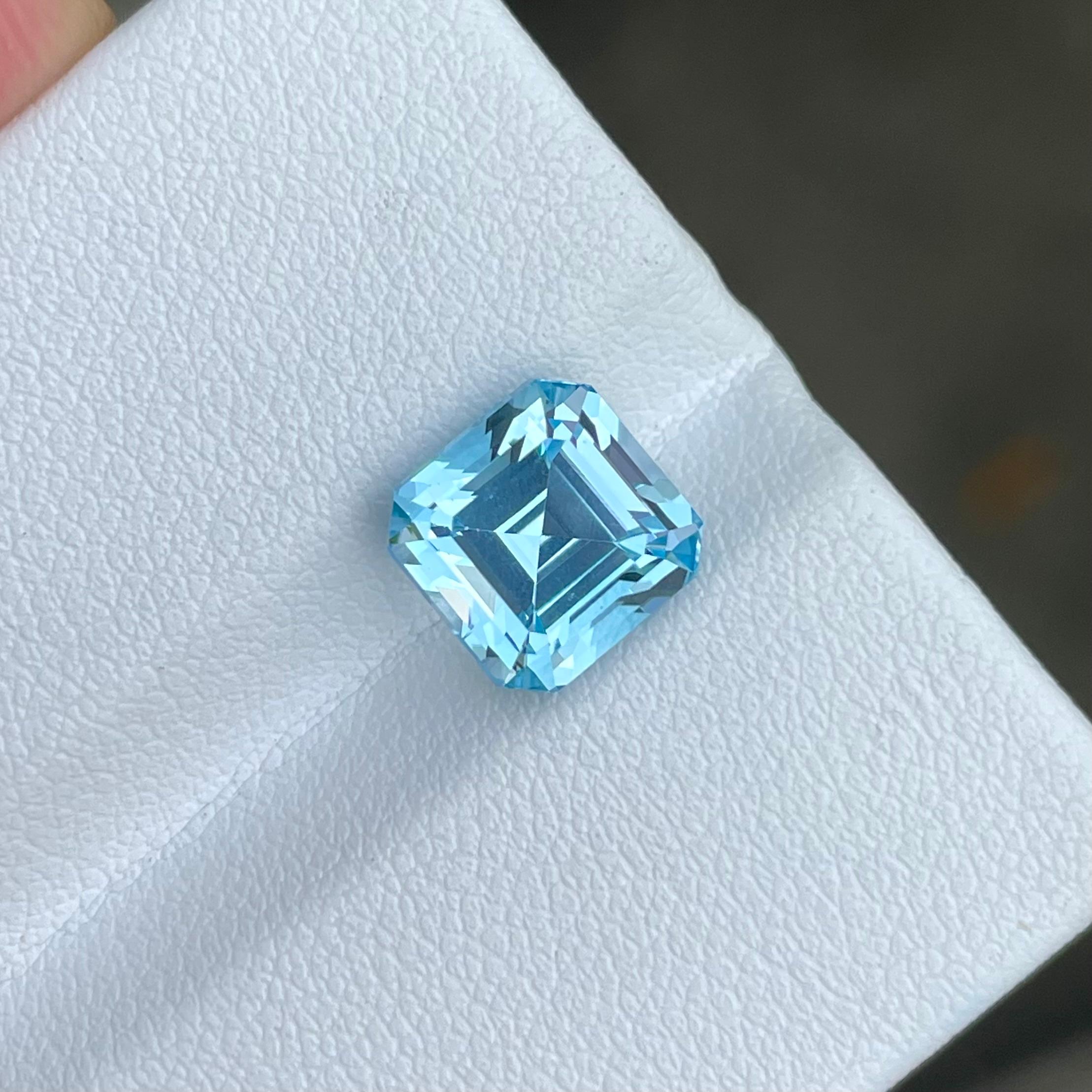 Brilliance de topaze bleue suisse de 4,60 carats, pierre précieuse naturelle de Madagascar de taille Asscher Neuf - En vente à Bangkok, TH