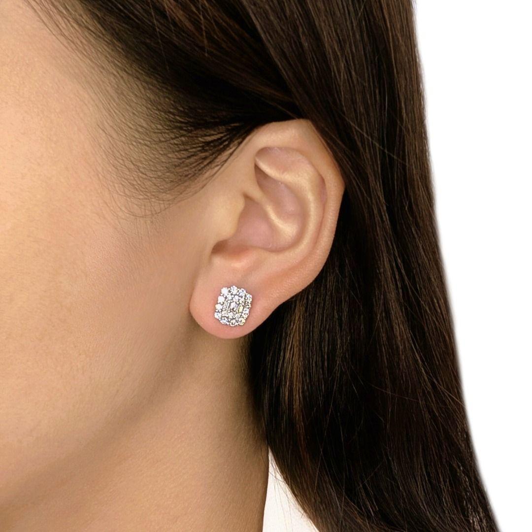 Questi nuovi orecchini, dal design chic e dallo scintillio raffinato, sono realizzati in oro bianco 18 carati lucido e incastonati con un totale di 42 diamanti naturali. Il design è caratterizzato da 36 diamanti rotondi con taglio a brillante (per
