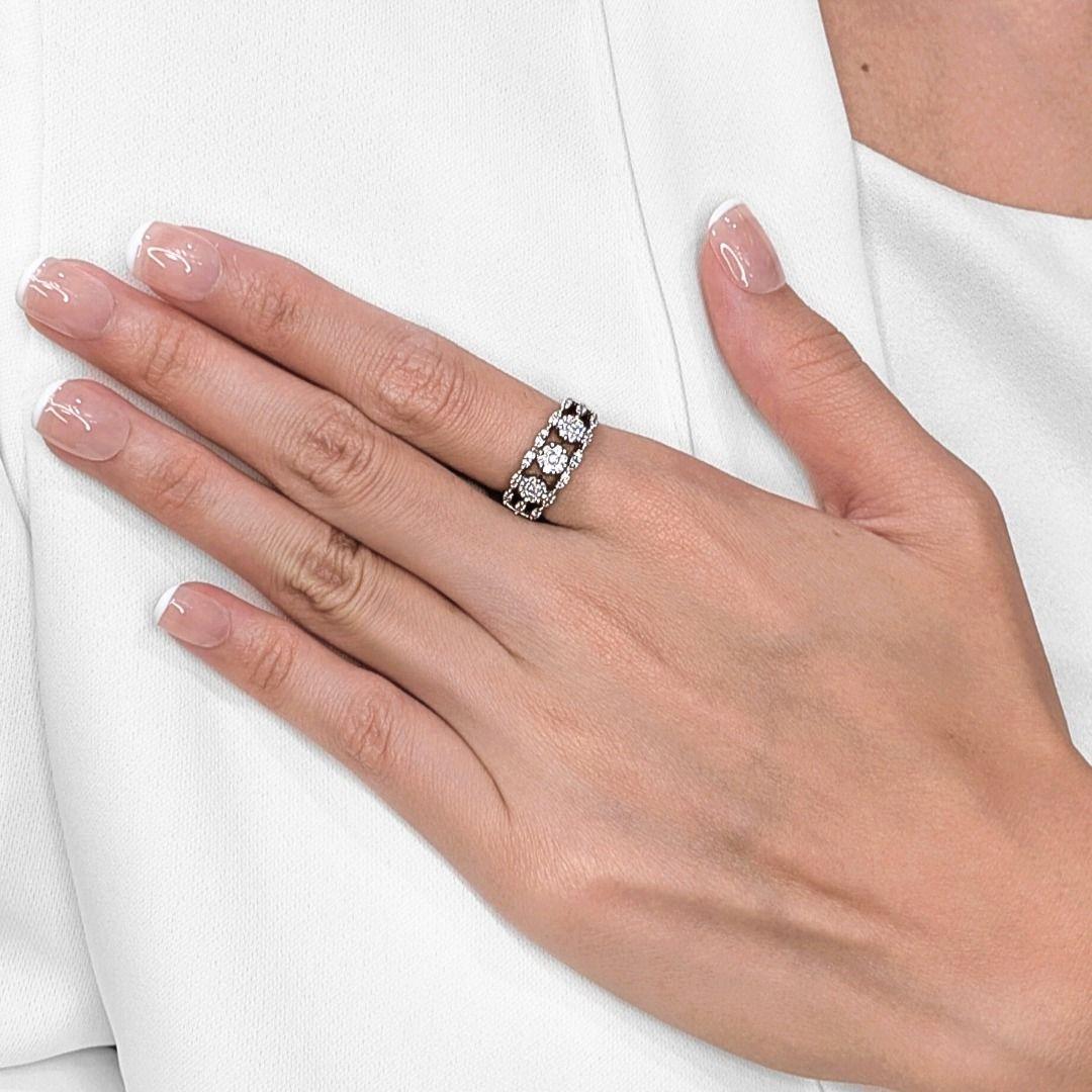 Cette éblouissante bague à grappes de diamants est réalisée en luxueux or blanc 18 carats et met en valeur 49 diamants ronds naturels de taille brillant totalisant 0,35 carat. Conçu avec trois grappes florales frappantes encadrées par des détails