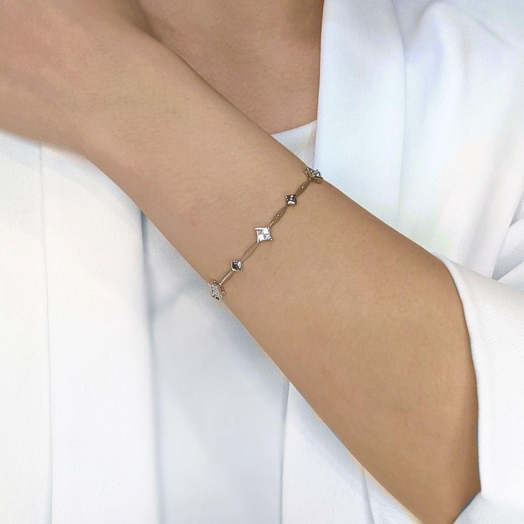 Una celebrazione dell'eleganza e della precisione, questo bracciale in oro bianco 18 carati, nuovo e mai indossato, mette in mostra 20 squisiti diamanti naturali con taglio princess, per un totale di 0,40 carati. Ogni pietra di colore G e purezza VS