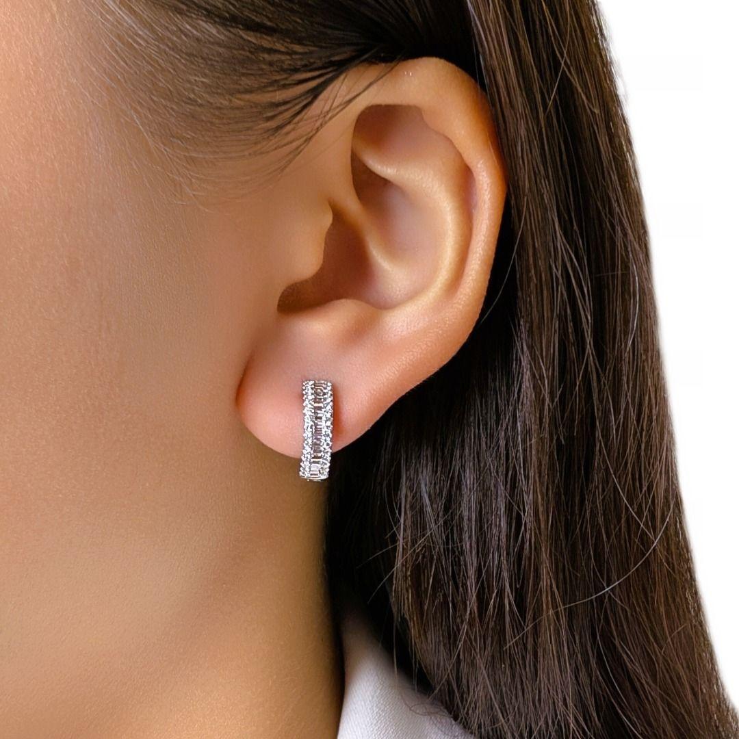 Questi orecchini a cerchio brillano con precisione, grazie a 40 diamanti affusolati (0,20 carati) e 60 diamanti tondi brillanti (0,21 carati), tutti di colore G e purezza VS-SI. Il design a tre file offre una brillantezza stratificata, incastonata