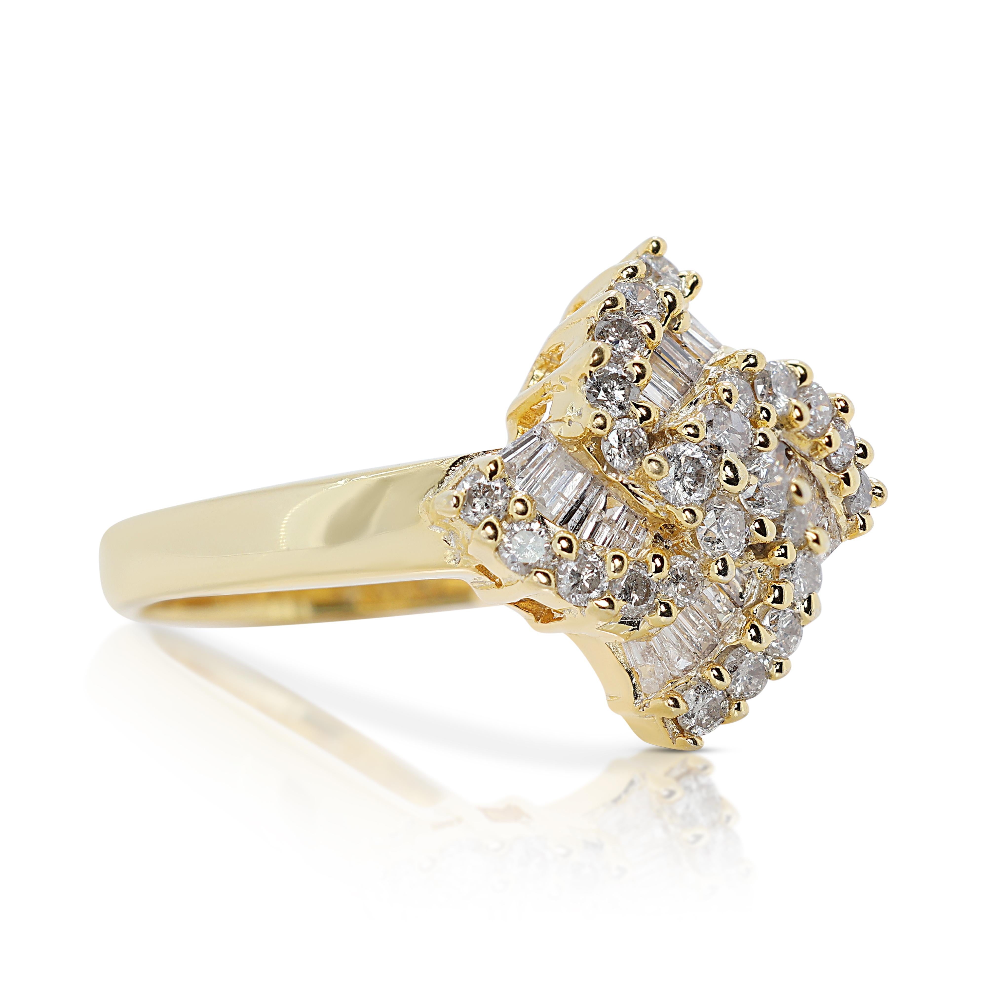 Round Cut Brilliant 0.42ct Diamonds Cluster Ring in 18K Yellow Gold For Sale