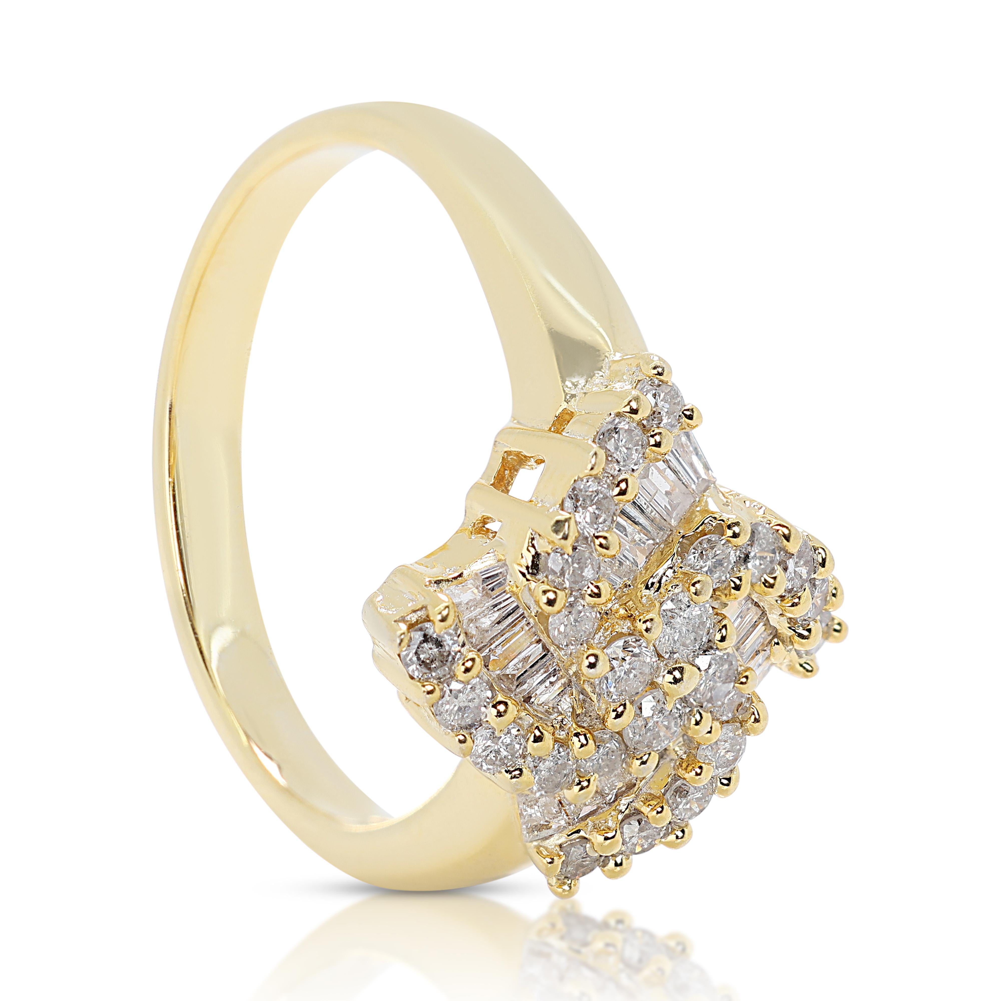 Brilliant 0.42ct Diamonds Cluster Ring in 18K Yellow Gold In Excellent Condition For Sale In רמת גן, IL