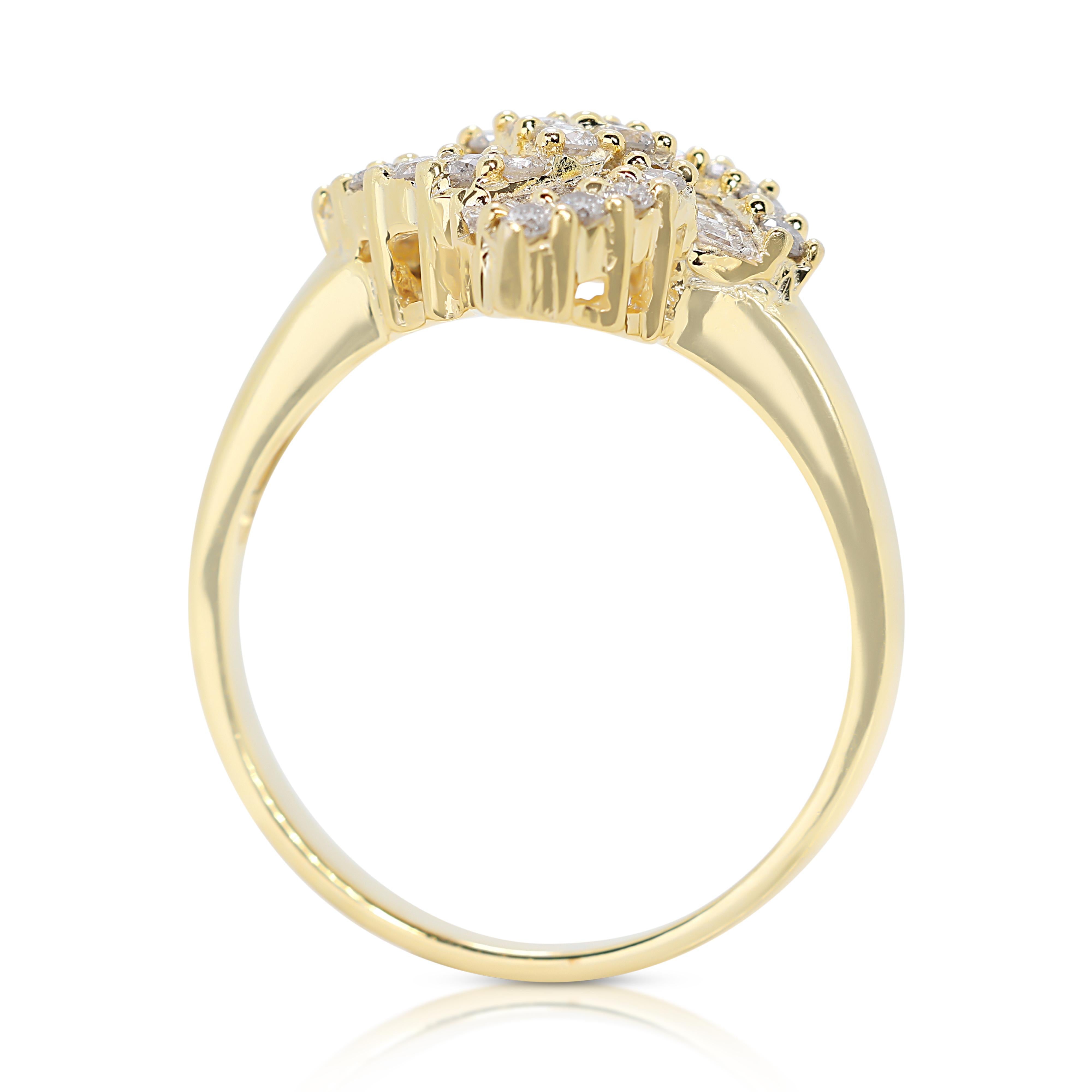 Women's Brilliant 0.42ct Diamonds Cluster Ring in 18K Yellow Gold For Sale