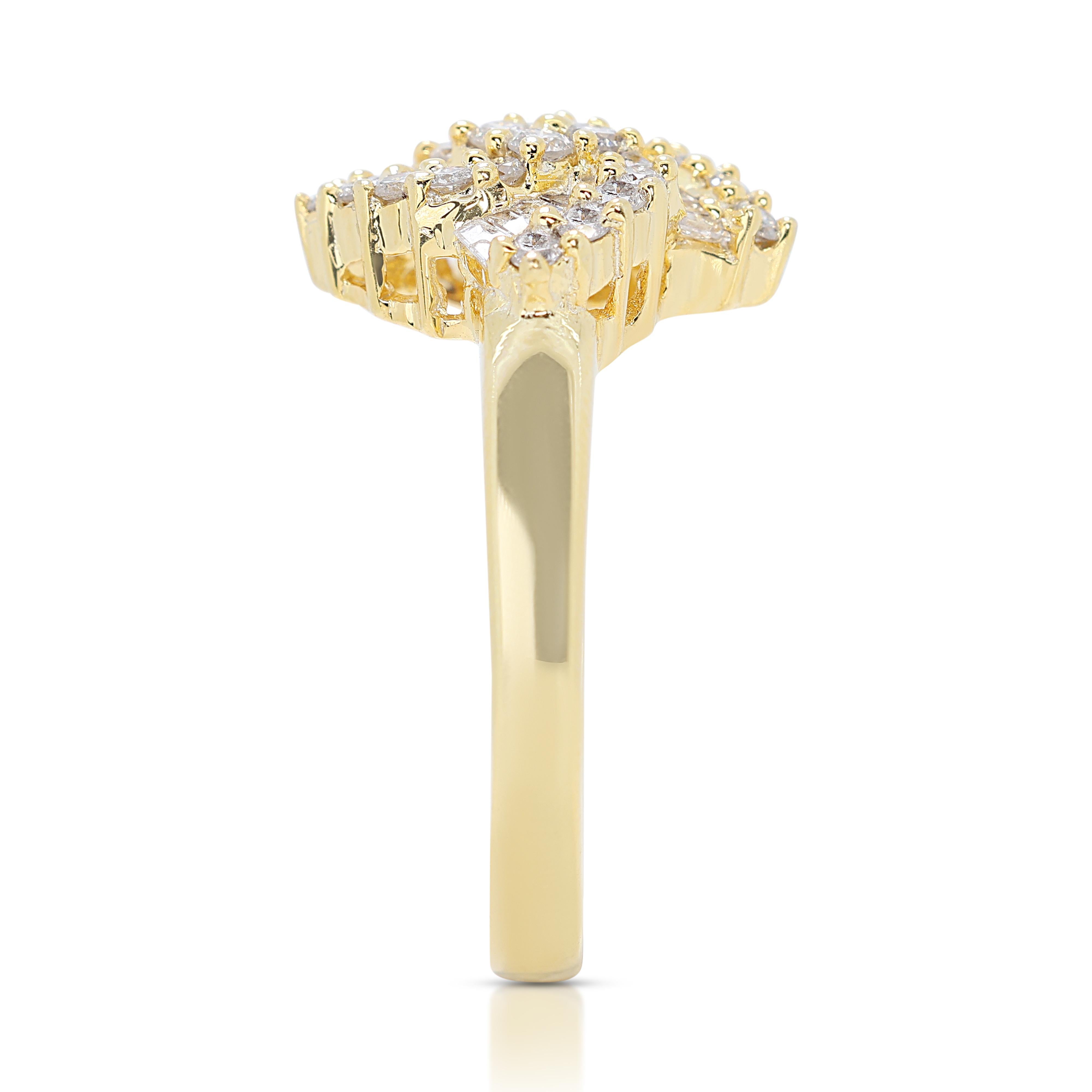 Brilliant 0.42ct Diamonds Cluster Ring in 18K Yellow Gold For Sale 1