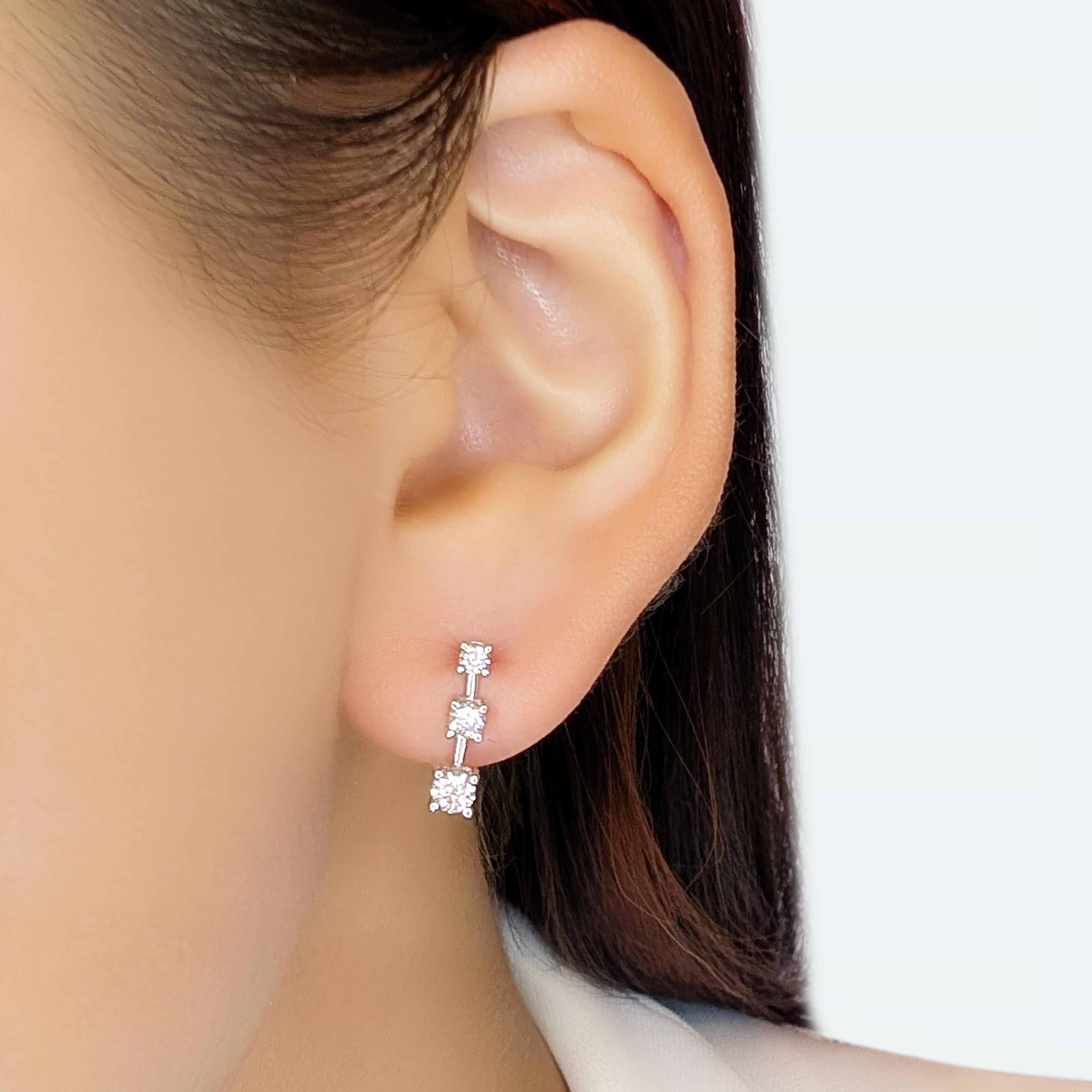 Ces élégantes boucles d'oreilles sont réalisées en or blanc 18 carats, alliant sophistication et modernité. Ornés de 6 diamants ronds naturels de taille brillante, totalisant 0,48ct, ils présentent une couleur G et une pureté VS pour un éclat