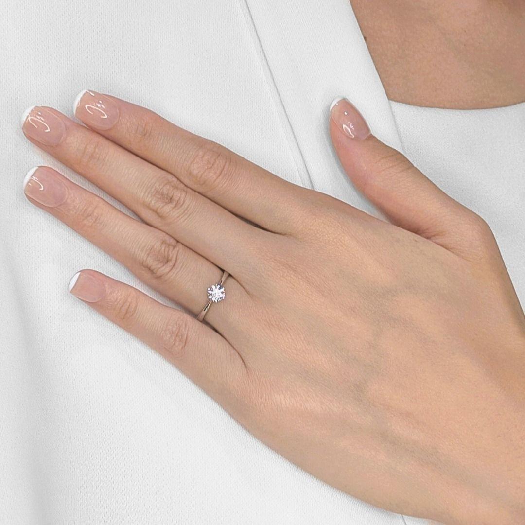Imagine the exquisite sparkle of a single, magnificent diamond, radiating pure brilliance from its elegant setting. This stunning 18K white gold solitaire ring features a captivating 0.51ct round brilliant diamond, boasting a superb F color and SI1