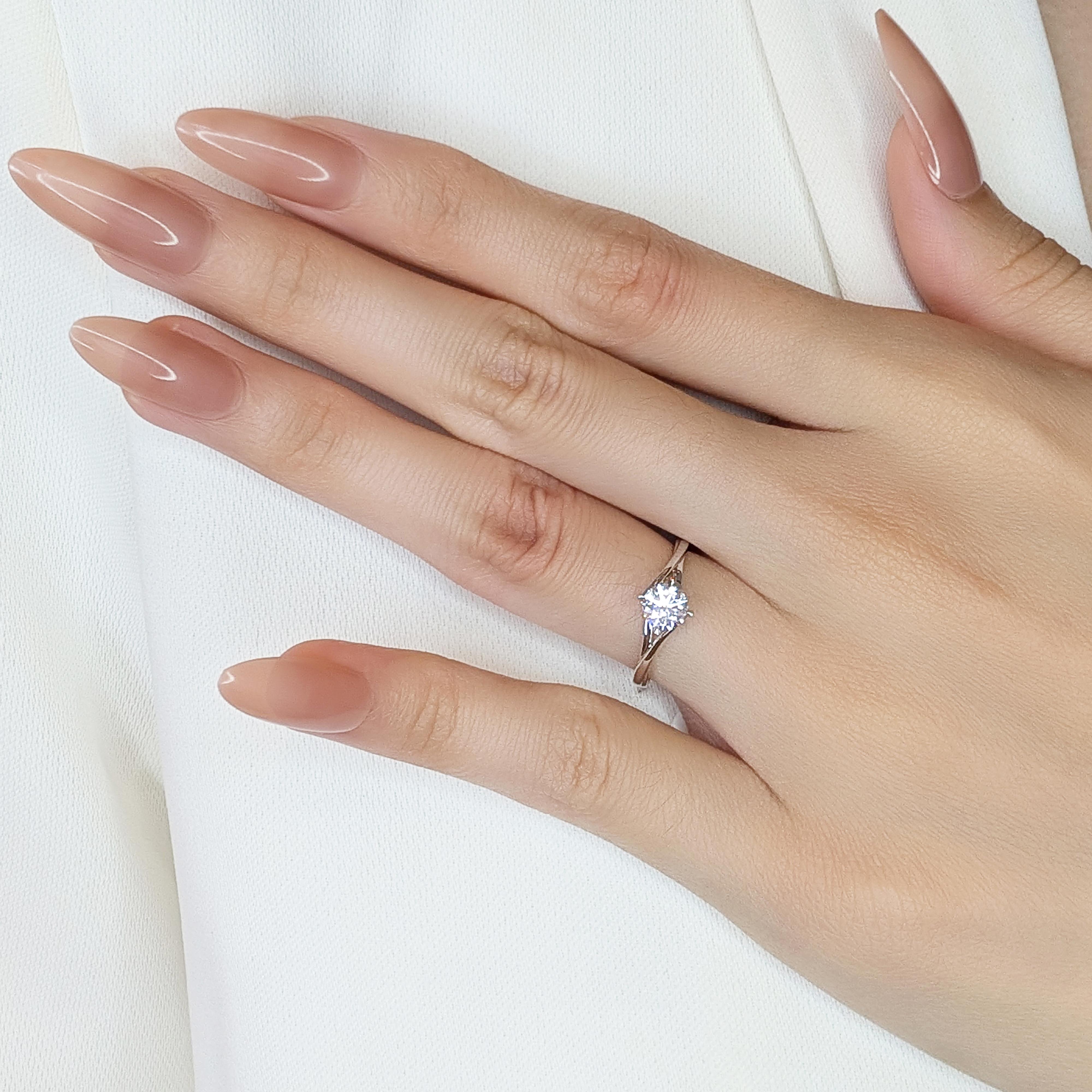 Cette bague à diamant solitaire, en or blanc 18 carats, est d'une beauté intemporelle et d'une élégance raffinée. En son centre se trouve un magnifique diamant naturel rond de taille brillant, pesant 0,51ct, de couleur I et de pureté VS2. L'éclat du