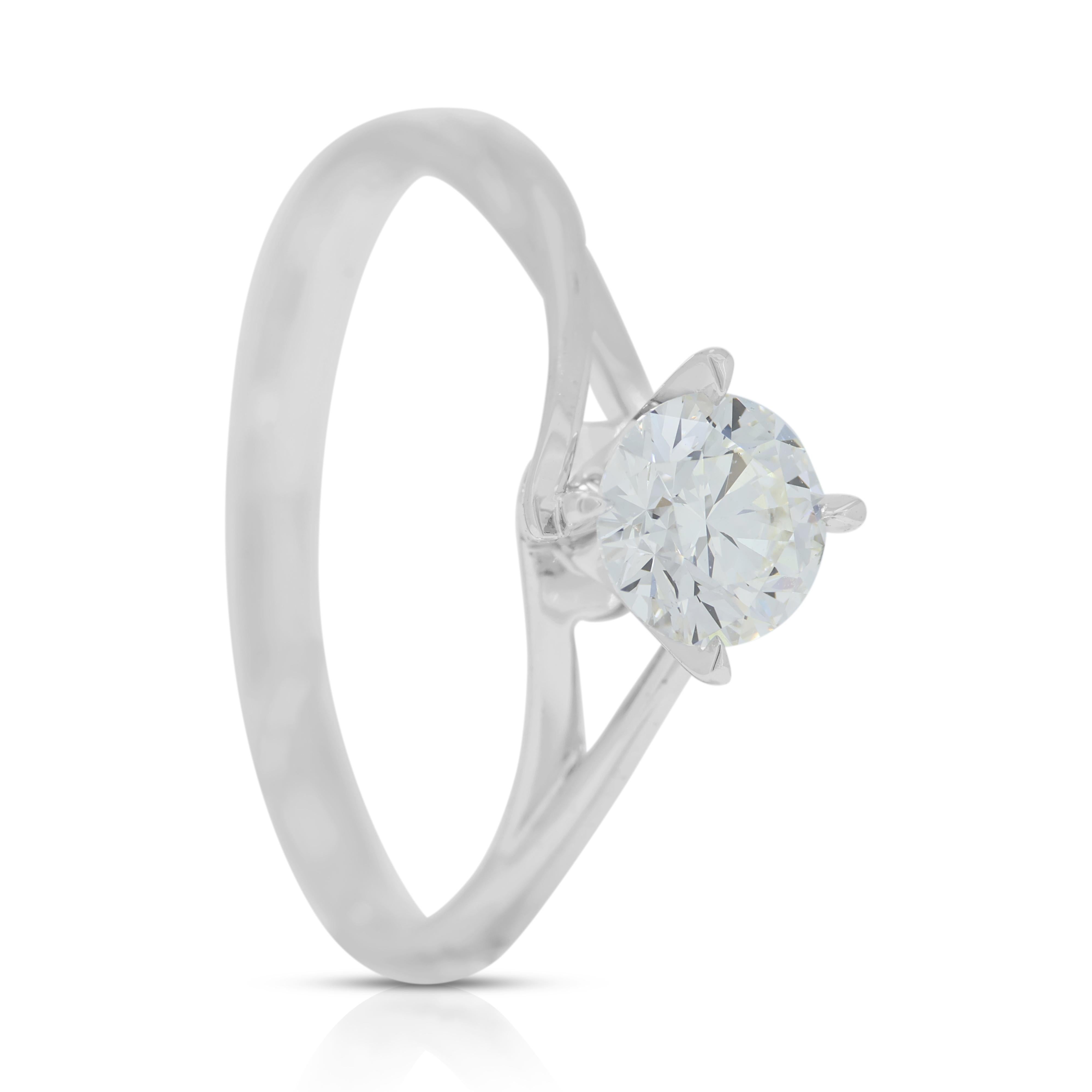 Bague solitaire brillante de 0,51 carat en or blanc 18 carats Pour femmes en vente
