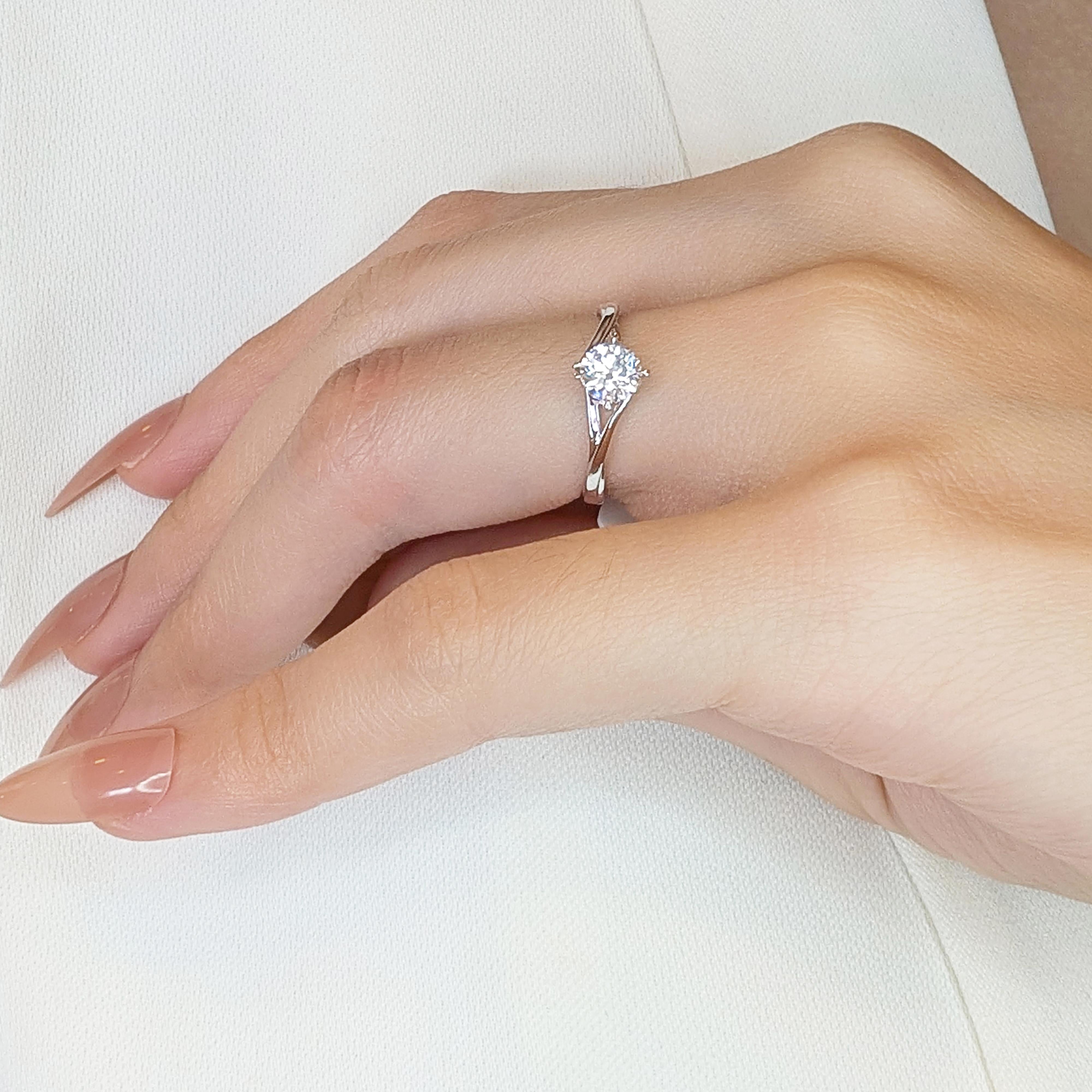 Bague solitaire brillante de 0,51 carat en or blanc 18 carats en vente 3