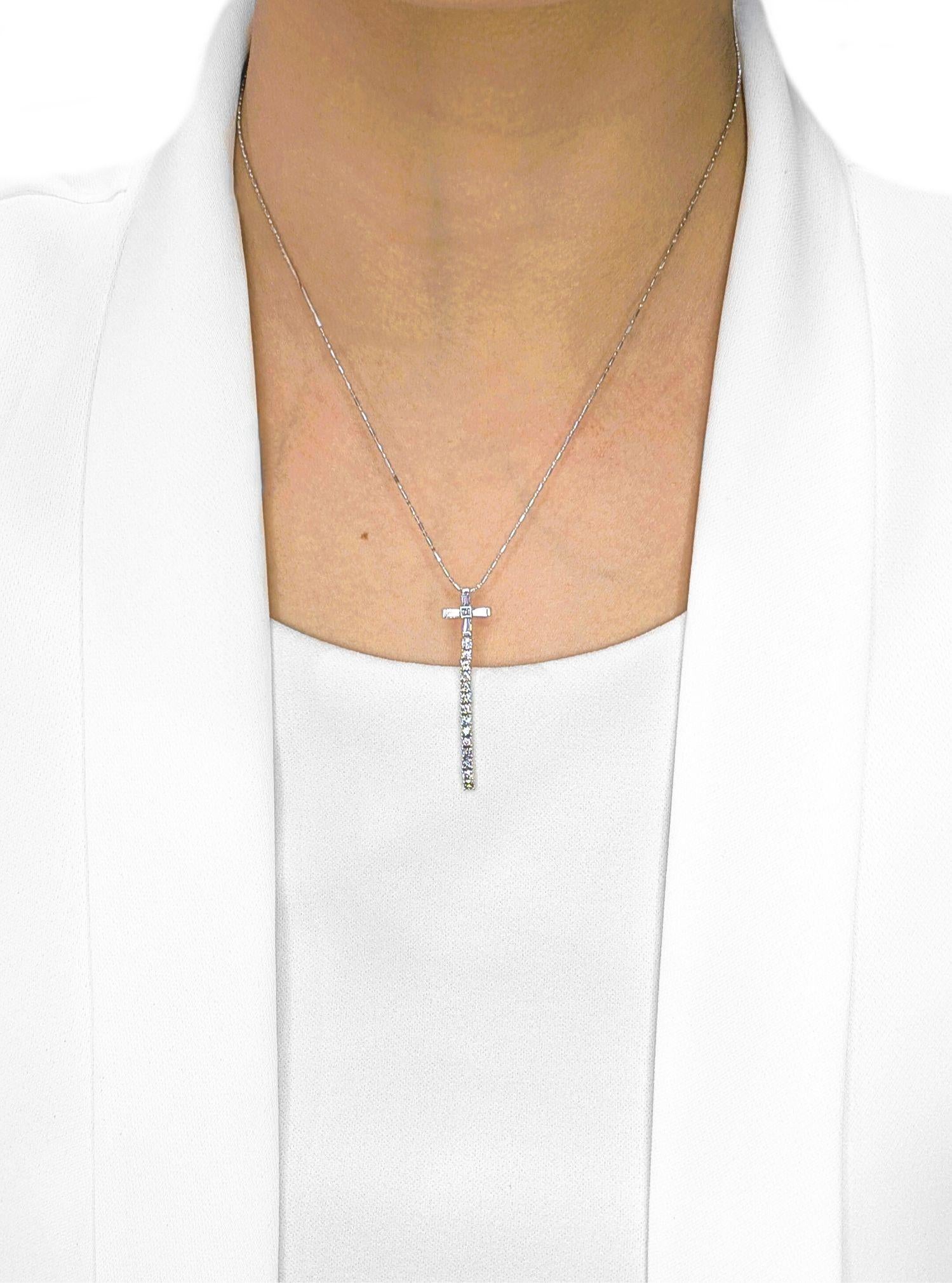 Conçu avec une élégance raffinée, ce pendentif en or blanc 18 carats présente une combinaison frappante de 4 diamants naturels de taille conique (0,12 ct au total) et de 15 diamants naturels ronds de taille brillant (0,43 ct au total). De couleur