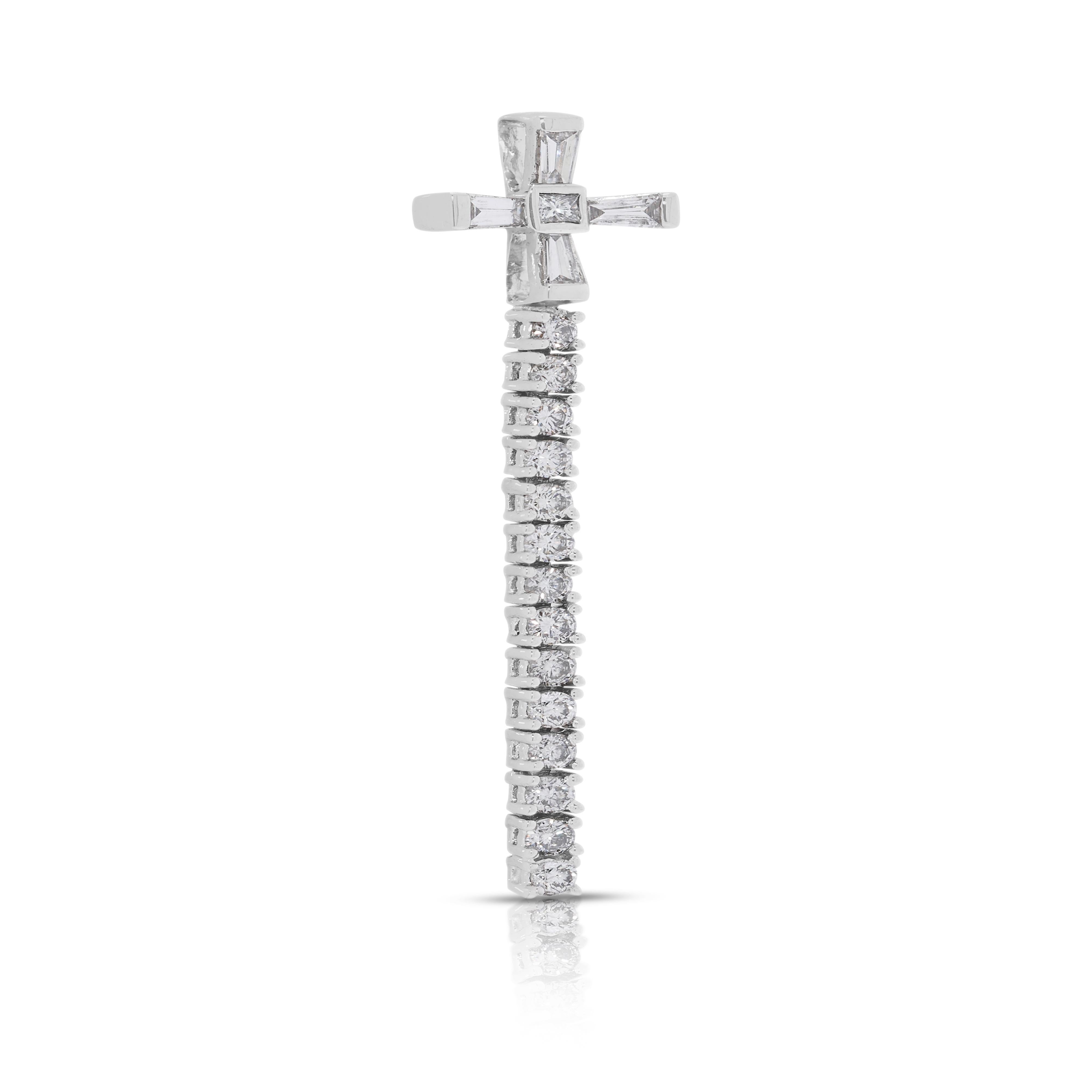 Taille navette Pendentif en or blanc 18 carats orné d'un diamant naturel de 0,55 ct Brilliante en vente