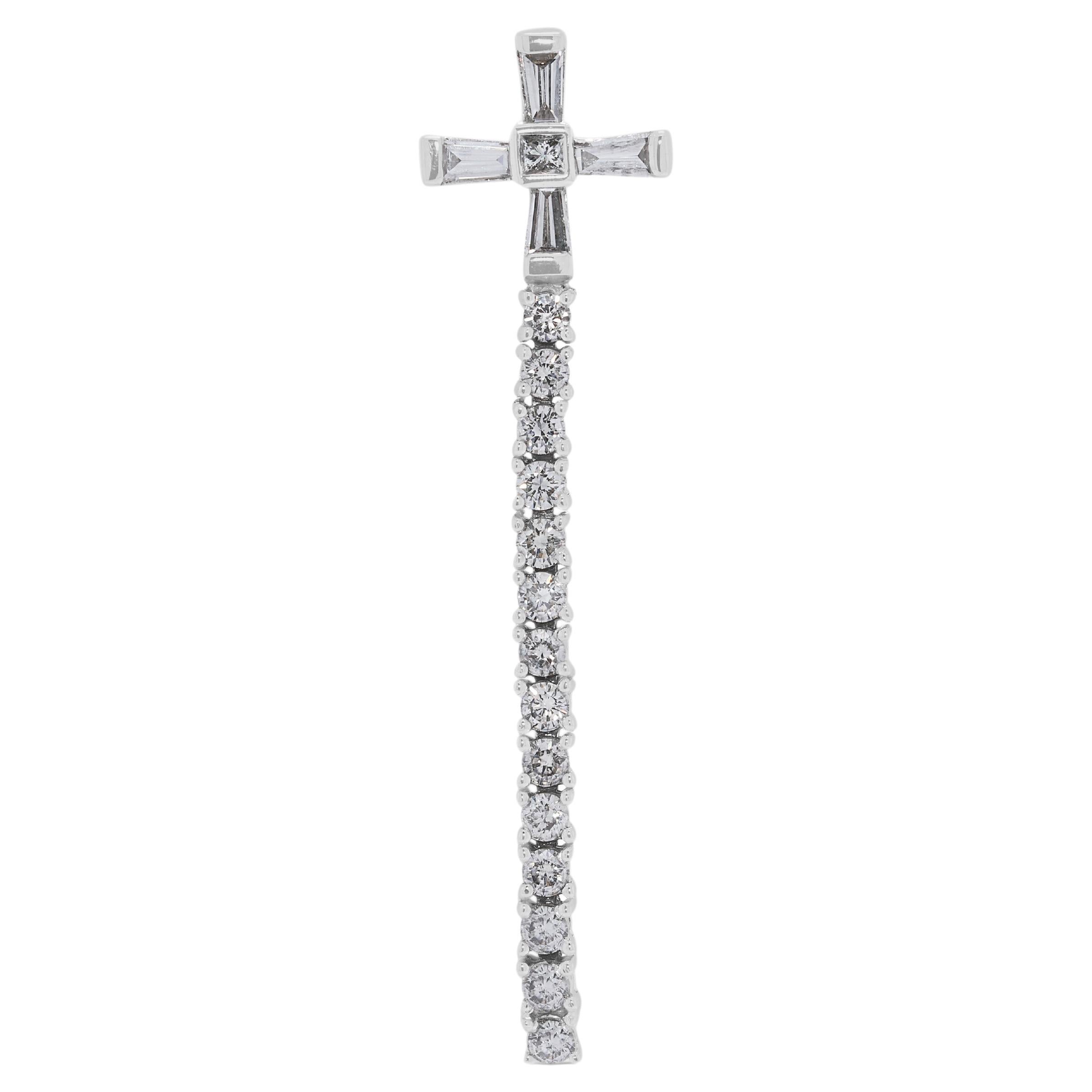 Pendentif en or blanc 18 carats orné d'un diamant naturel de 0,55 ct Brilliante en vente