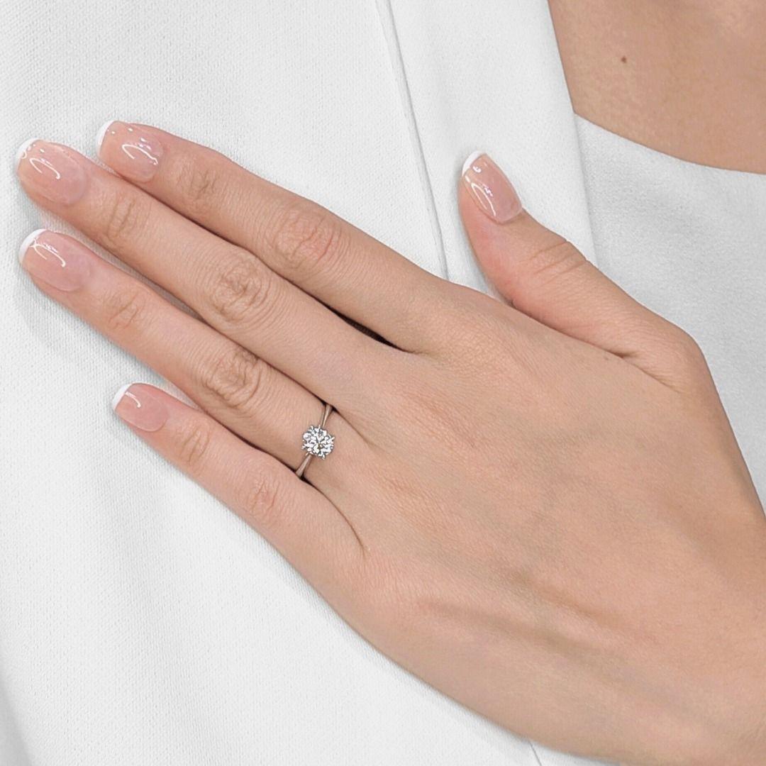 La brillance rencontre la précision dans ce solitaire élégant et intemporel de JannPaul. Montée en or blanc 18 carats poli, la bague est ornée d'un superbe diamant naturel de 0,94 carat de taille ovale, de couleur E et de pureté VVS1. Cette pierre