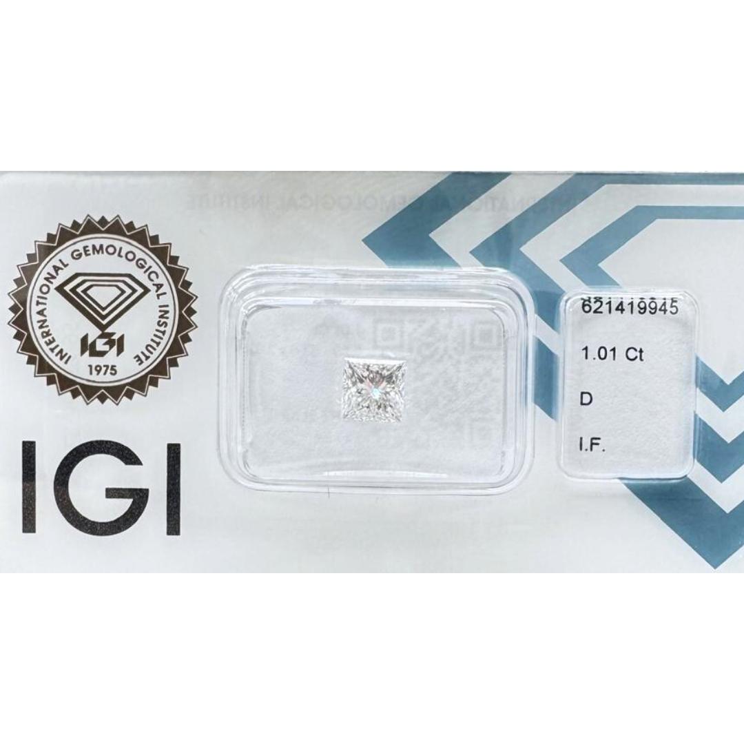 Brillant 1,01ct Ideal Cut Princess Cut Diamant - IGI zertifiziert

Dieser bemerkenswerte 1,01-Karat-Diamant im Prinzess-Schliff ist der Inbegriff von Perfektion und unvergleichlicher Qualität. Der exquisite Prinzess-Schliff dieses Diamanten