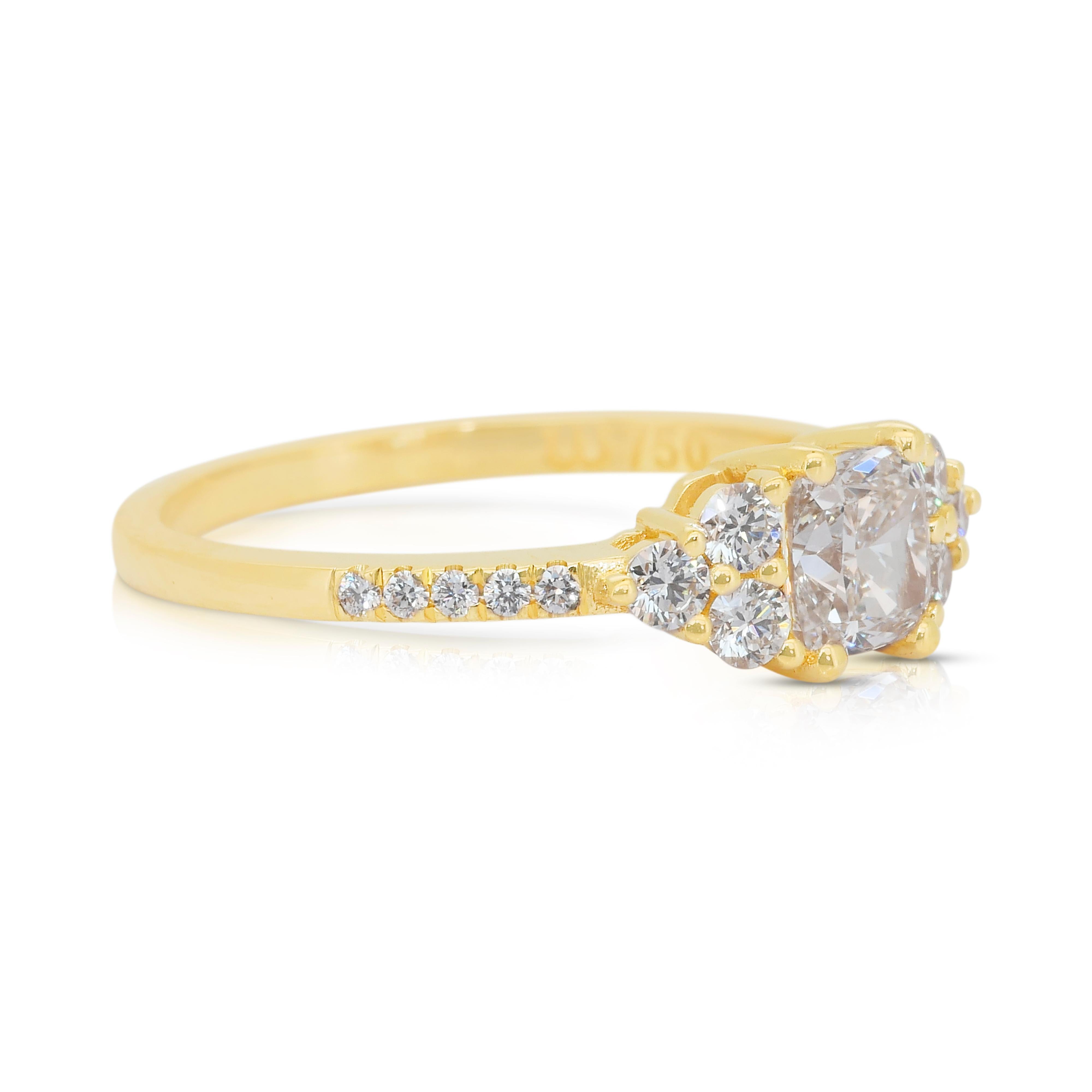 Anello con pavé di diamanti da 1,10 carati in oro giallo 18k - Certificato IGI

Sofisticato e pieno di scintille, questo anello in oro giallo 18 carati mette in mostra un diamante da 0,75 carati con taglio a cuscino che offre brillantezza con un