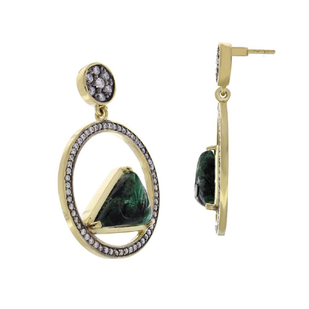 Estos pendientes llevan diamantes con un peso total en quilates de 11,25ctw, lo que sugiere una cantidad muy considerable de diamantes, que los hace bastante llamativos y lujosos. mientras que 
